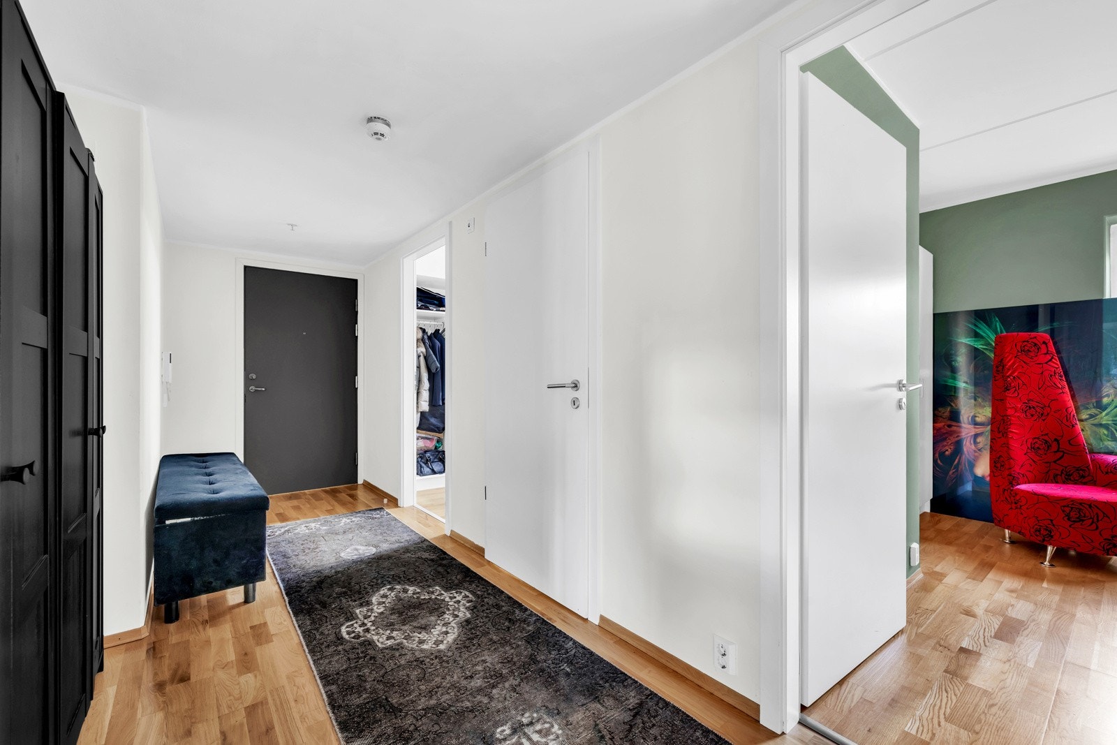 Boligen har adkomst via felles trappegang med heis, i byggets 1. etasje. Galleribilde