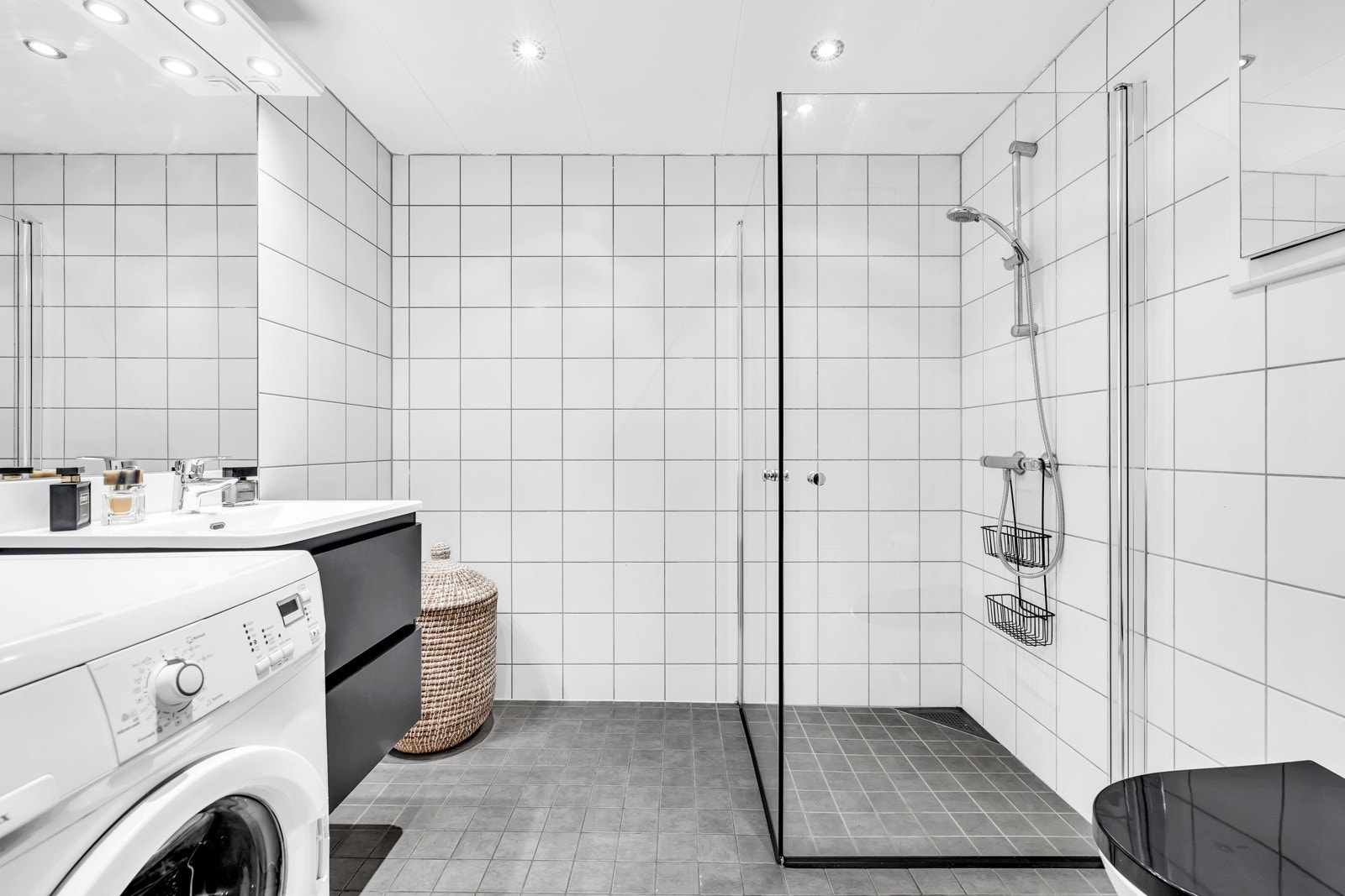 Badet, som har adkomst fra entréen, har flislagt gulv med gulvvarme og flislagte vegger, samt downlights i taket. Galleribilde