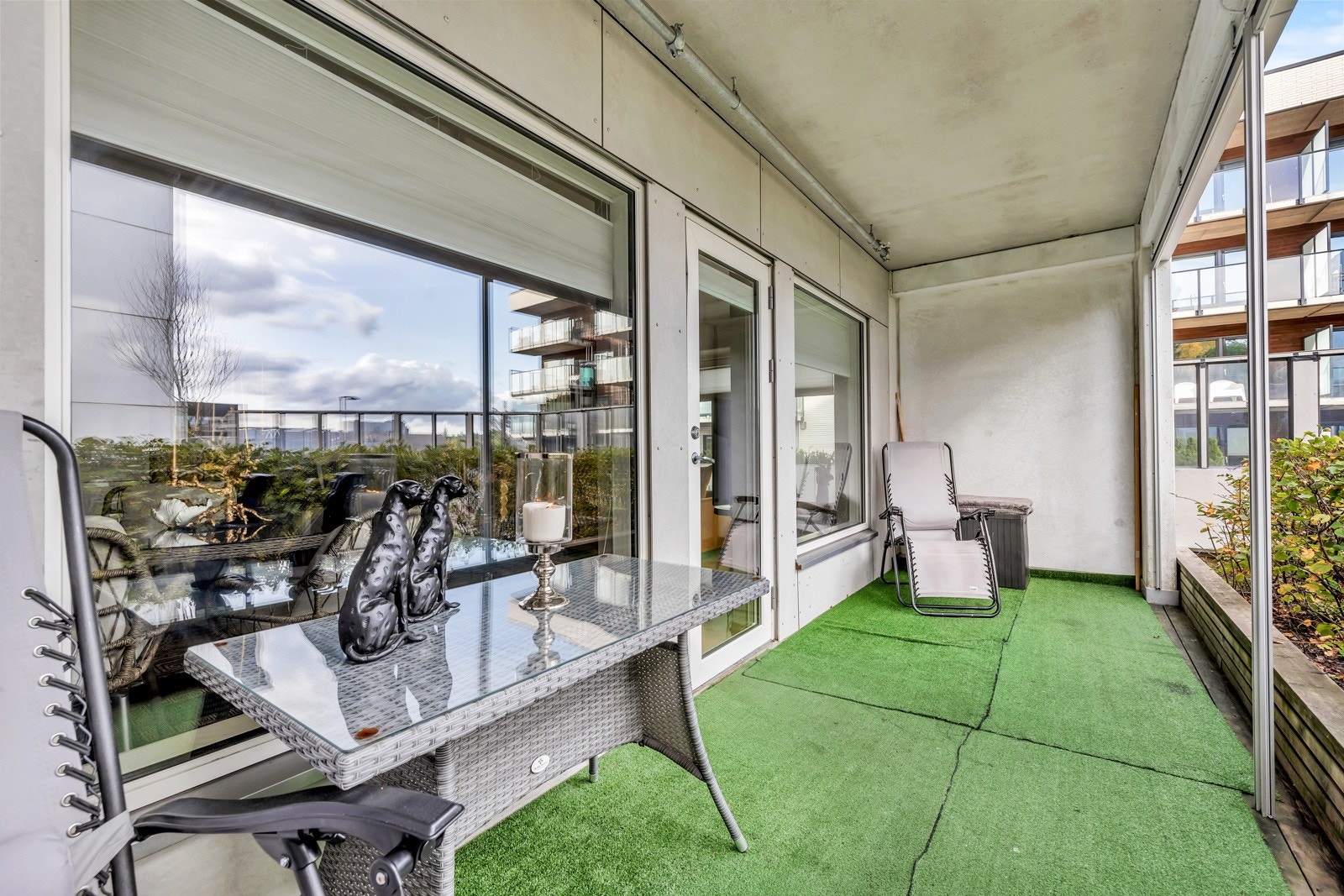 Fra stuen er det utgang til en vestvendt markterrasse på ca. 10,5 kvm, med gulvflater av terrassebord og teppe, samt vegger i mur og fasadeplater. Galleribilde