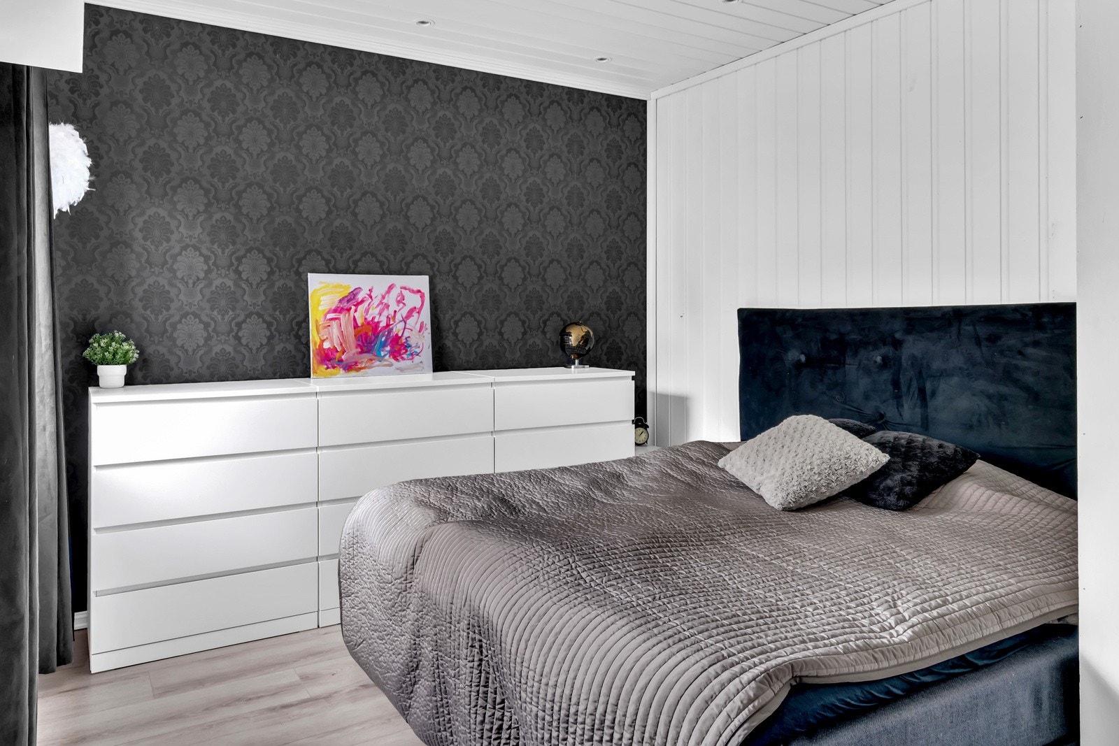 Soverom 2 med god plass til dobbelseng, garderobe og kontorløsning. Galleribilde