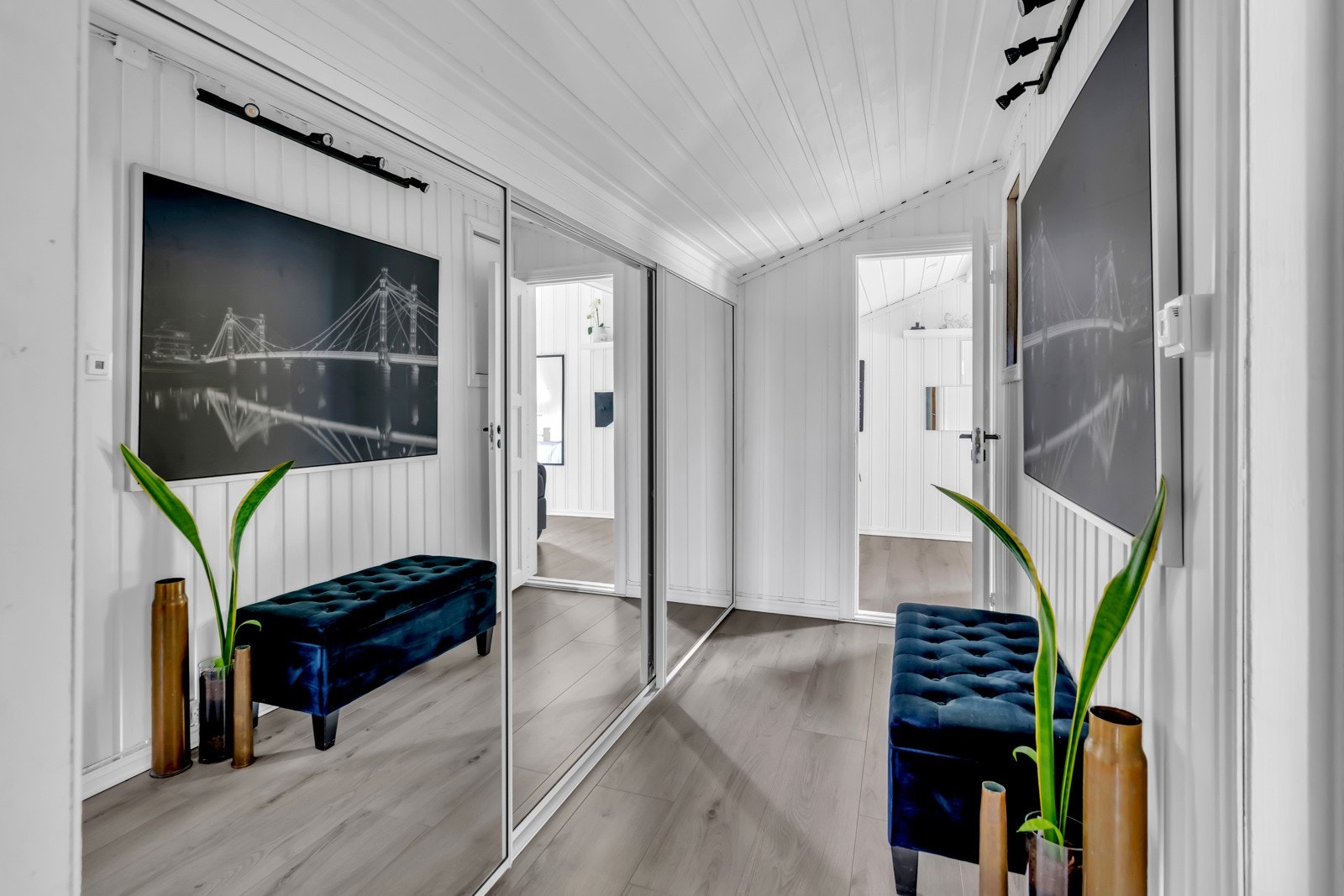 Stor skyvedørsgarderobe og gulvvarme. Galleribilde