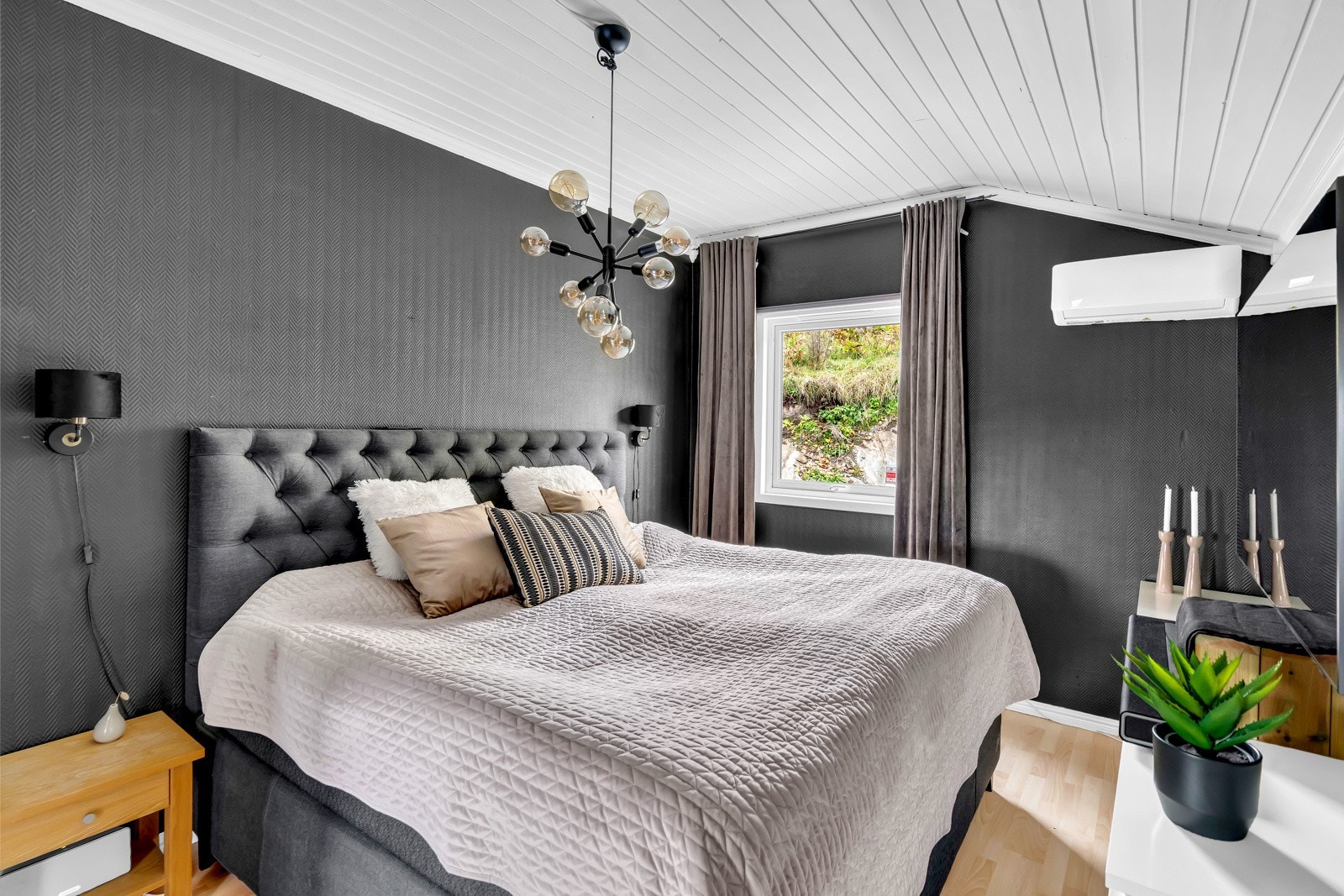 Romslig hovedsoverom med god plass til dobbelseng og garderobe. Galleribilde