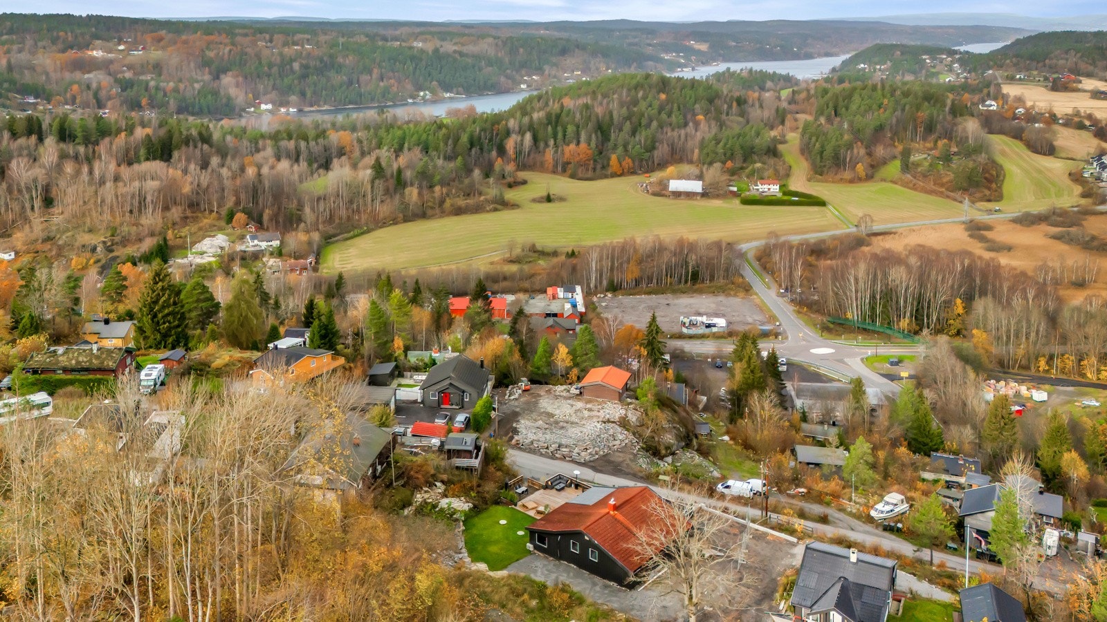 Få minutters gange til vannet og søndagsåpent butikk. Ca 10 minutter til Ski og Follobanen. Galleribilde