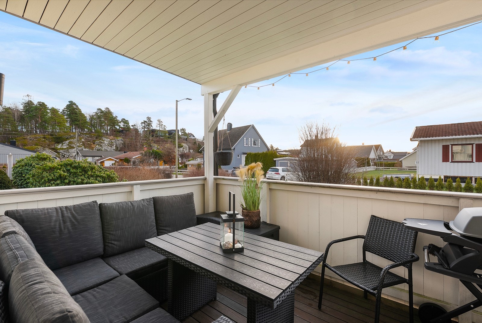 Sørvendt balkong på ca 10 kvm med trapp ned til felleshage Galleribilde