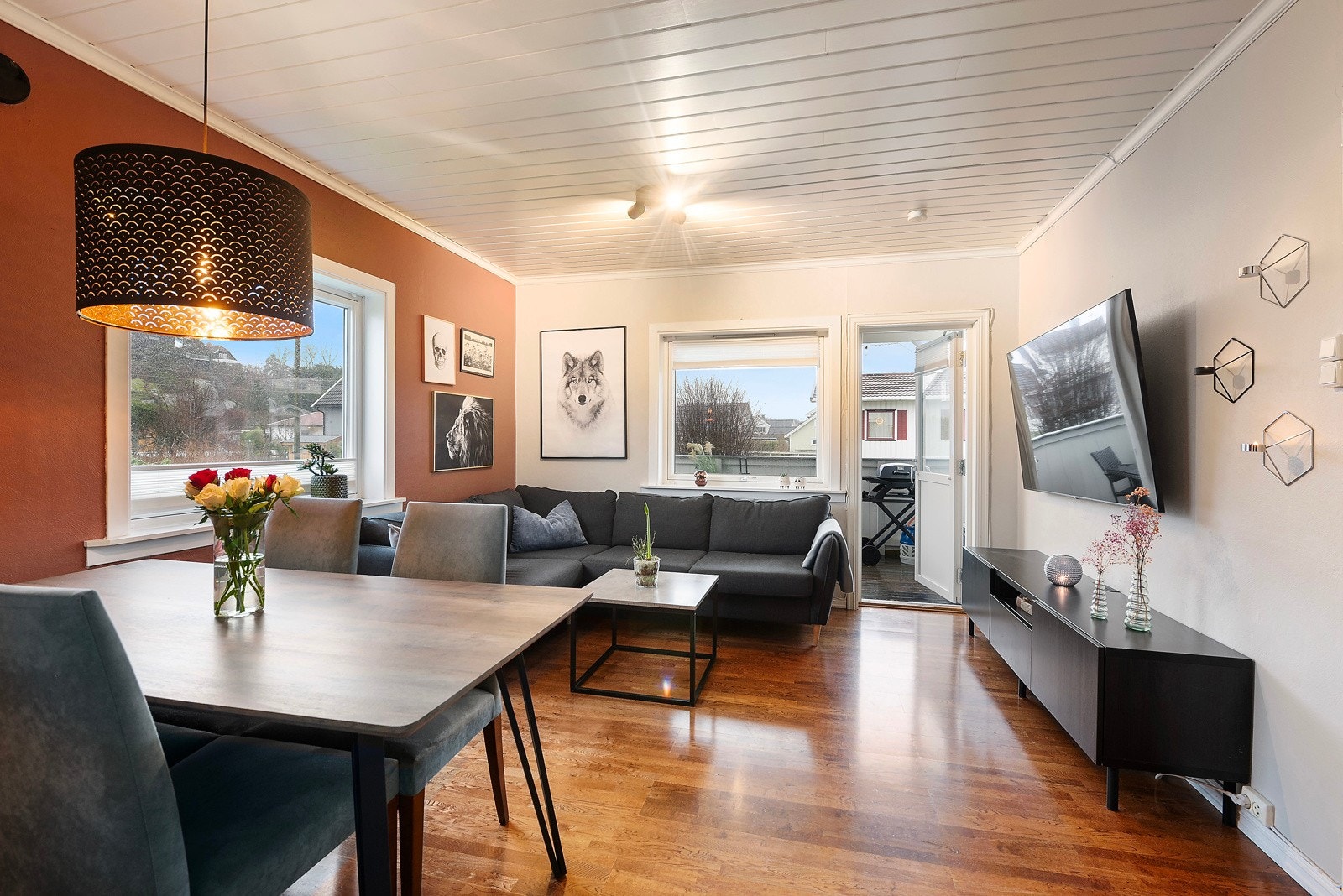 Fra stuen er det utgang til solrik balkong med trapp ned til felleshage Galleribilde