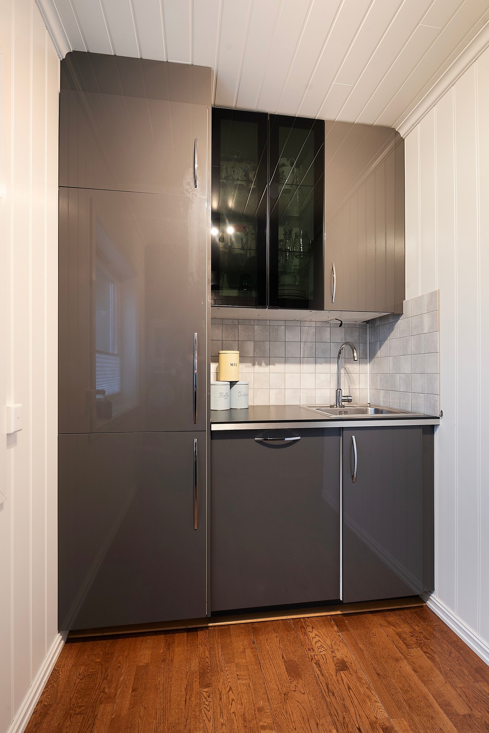 På kjøkkenet finner vi hvitevarer som kobiskap kjøl og frys, oppvaskmaskin, stekeovn, mikro, platetopp og ventilasjon Galleribilde