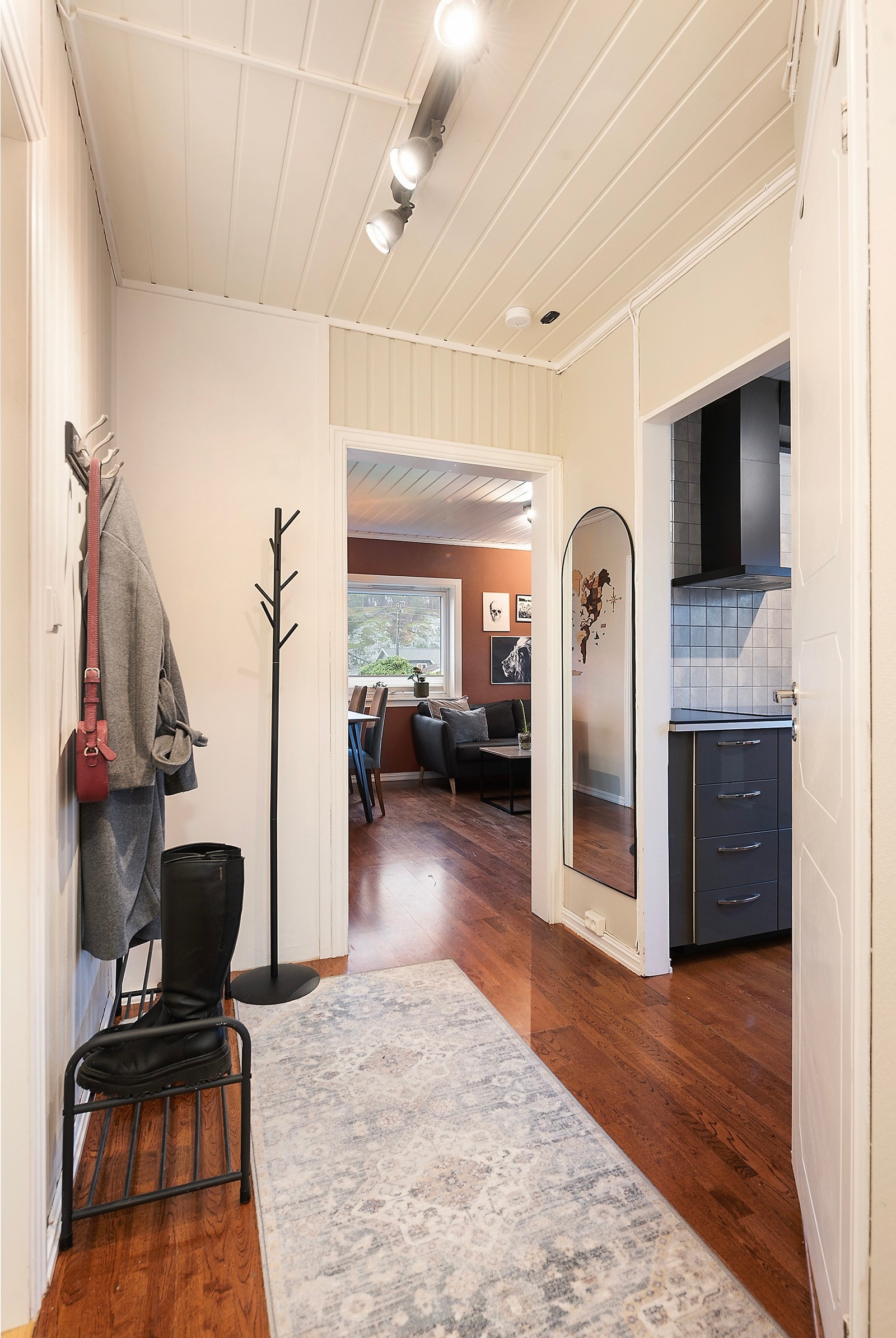 Fra felles trappeoppgang og inn i entréen med plass til å henge fra seg jakker og sko Galleribilde