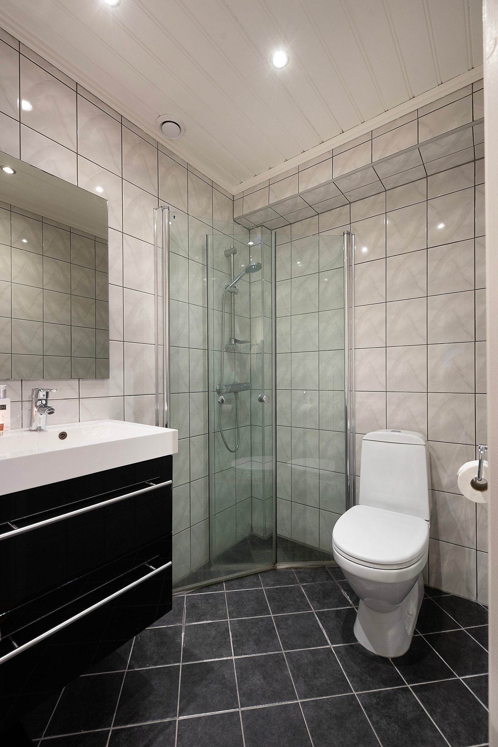 Praktiske dusjvegger som foldes inn for bedre plass når det ikke er i bruk Galleribilde