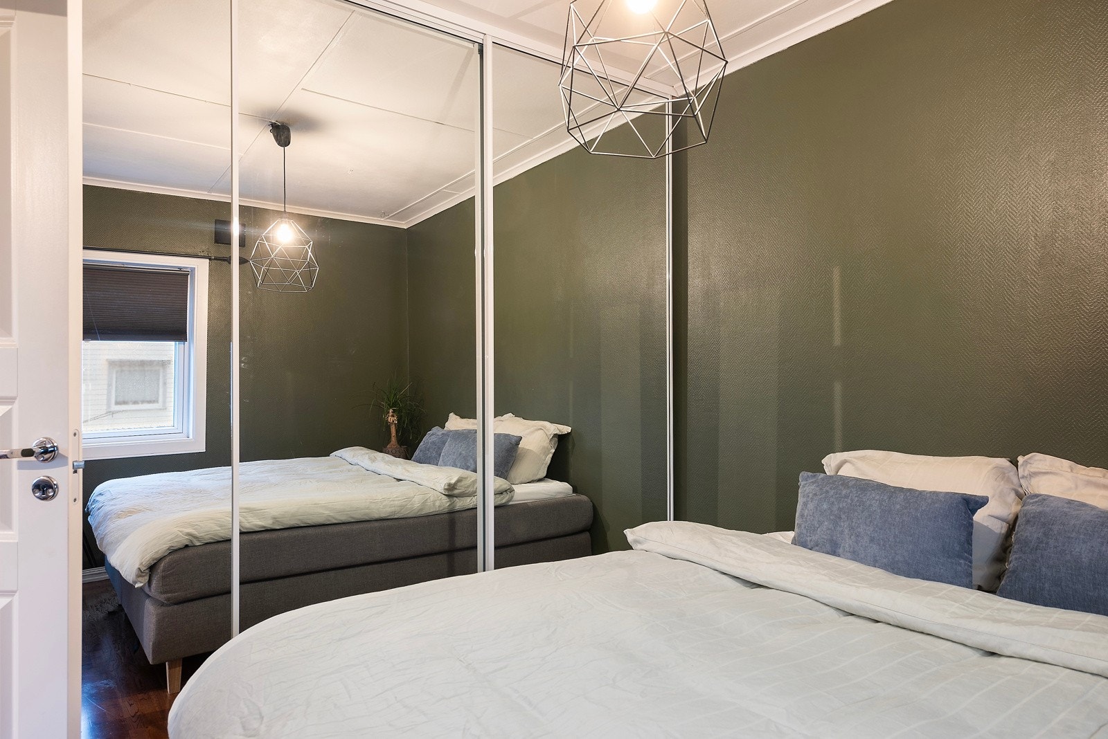 Hovedsoverommet har stor skyvedørsgarderobe med speildører og plass til dobbeltseng Galleribilde