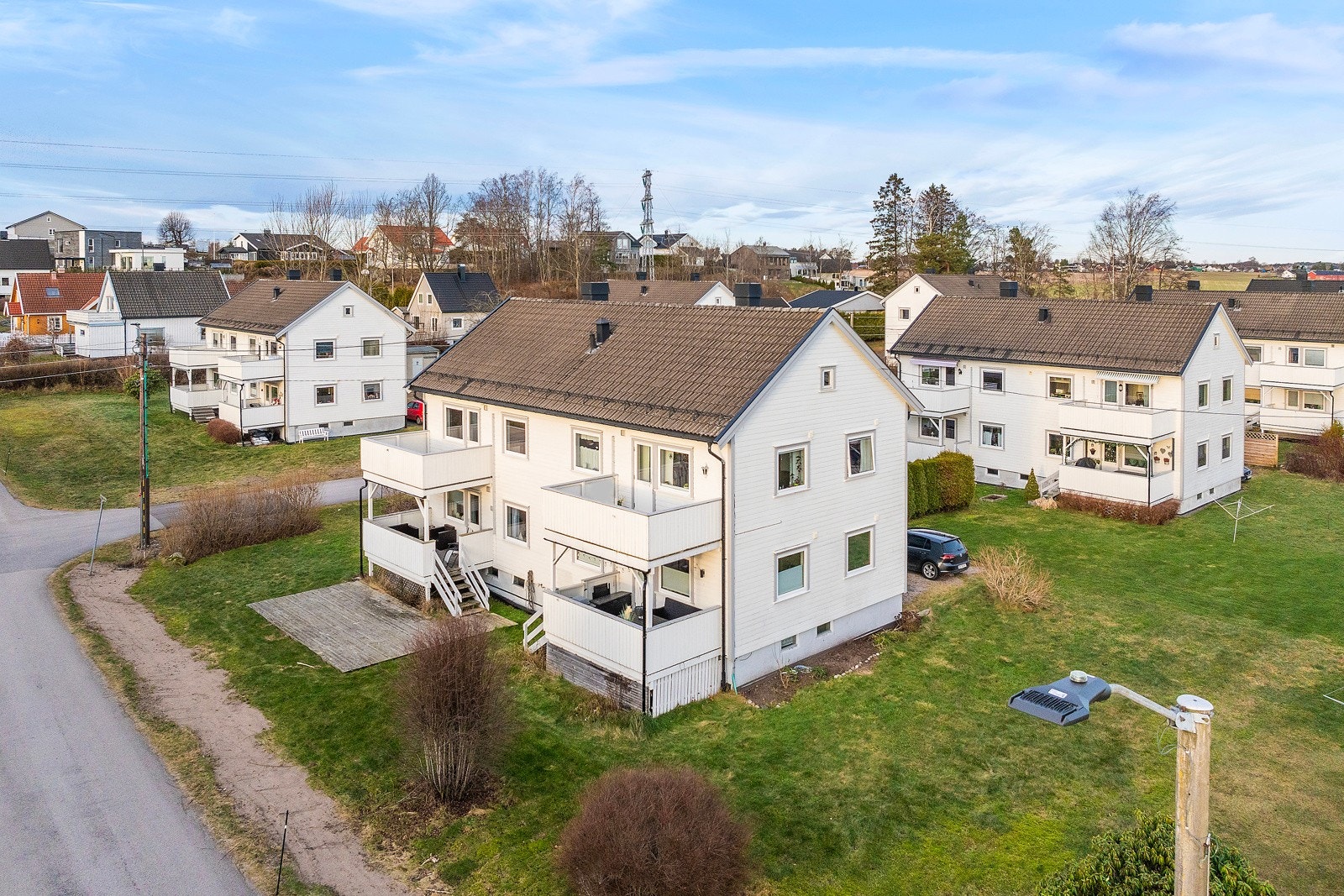 Leiligheten ligger i et attraktivt og sentralt område plassert i enden av en blindvei som gir et fredelig bomiljø med begrenset trafikk Galleribilde