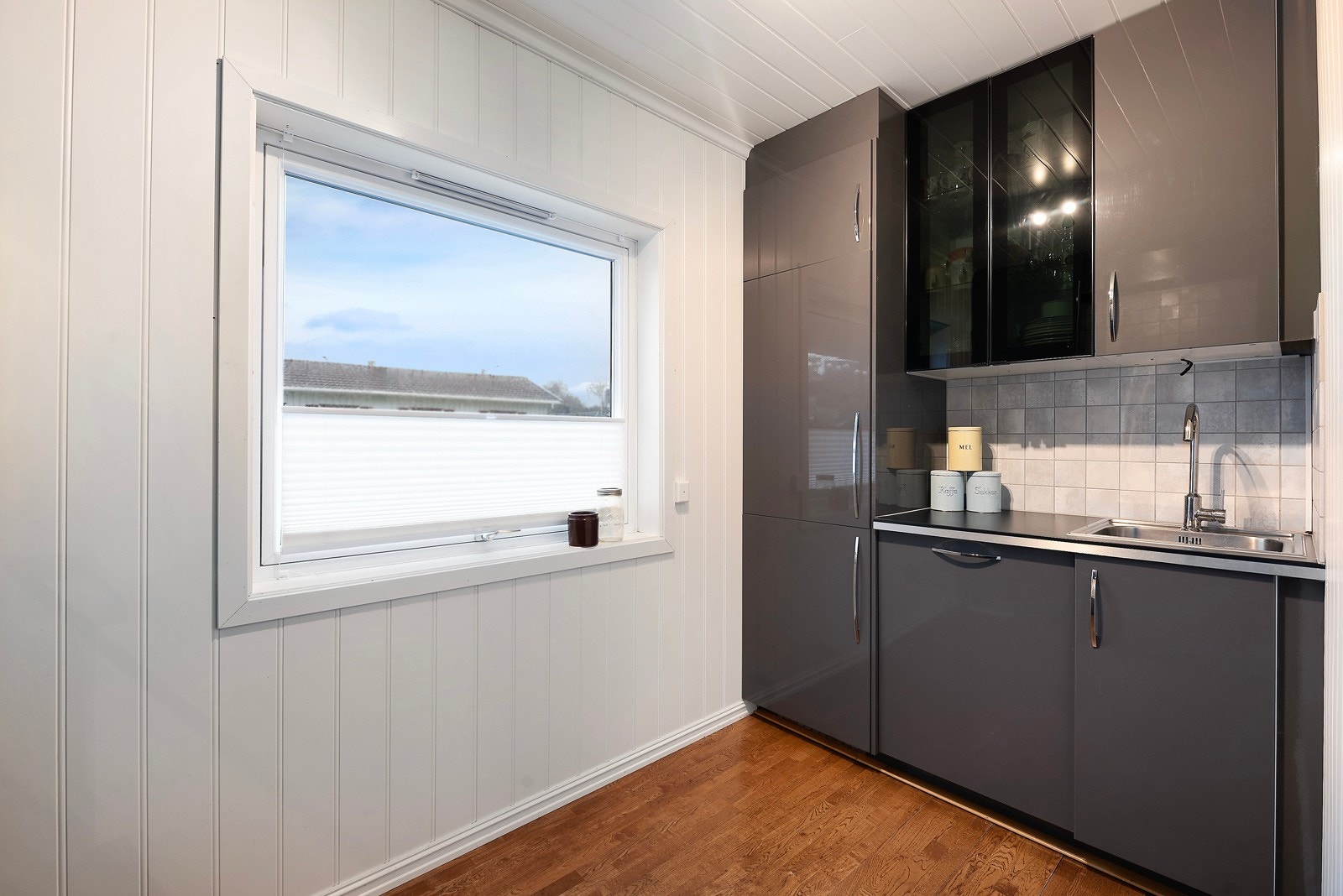 Om man ønsker er det plass til koselig lite spisebord på kjøkkenet hvor frokosten kan nytes Galleribilde