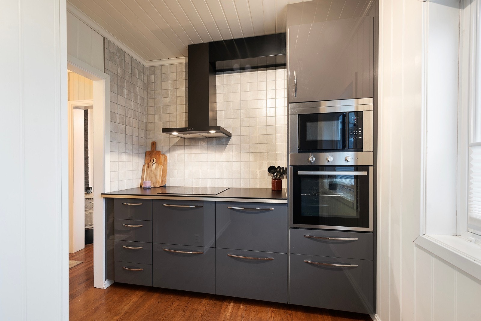 Kjøkkenet er funksjonelt innredet med moderne skap- og benkeløsninger som gir godt med oppbevaringsplass Galleribilde