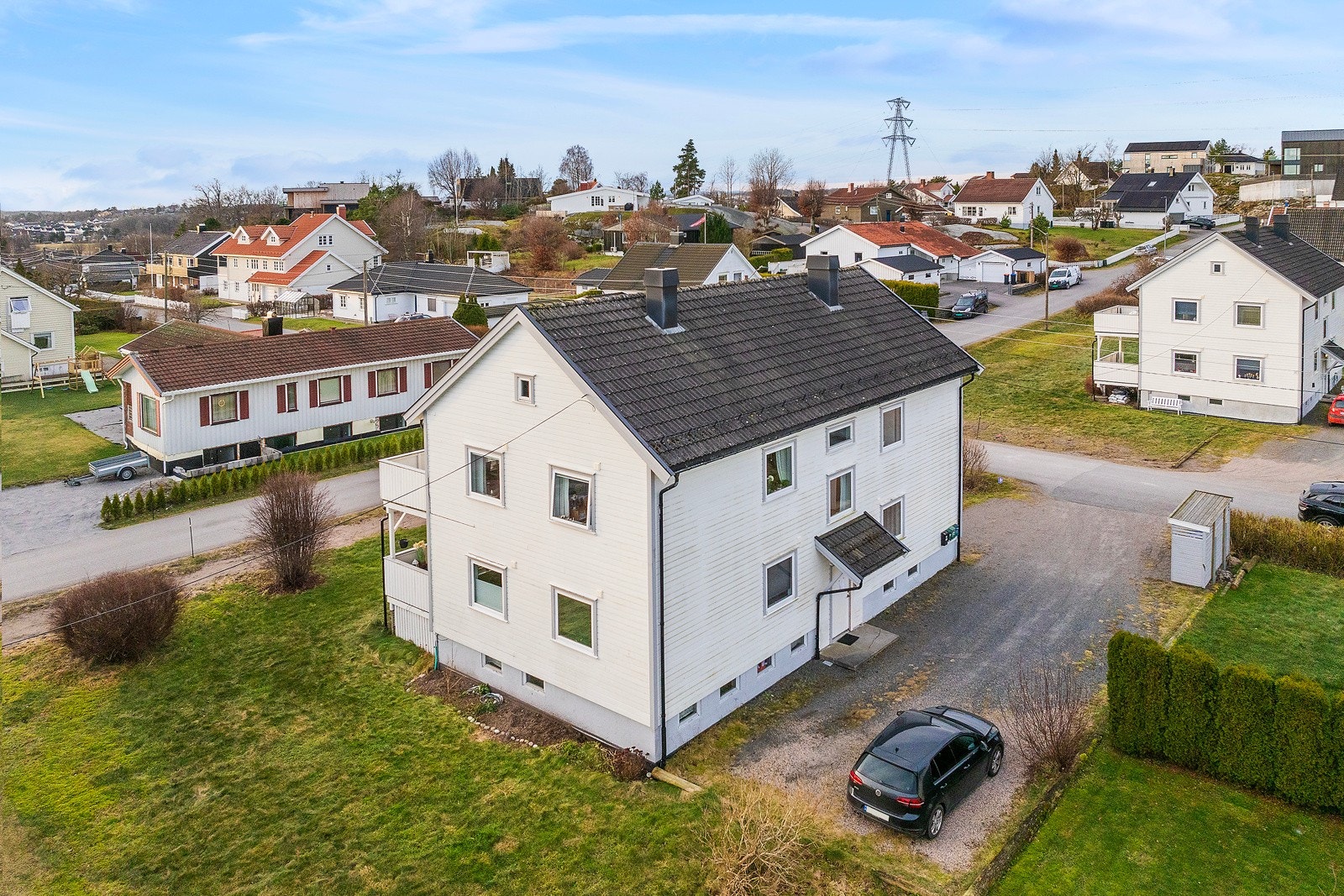 Med nærhet til skoler, barnehage, lekeplasser og dagligvare er dette et barnevennlig område Galleribilde