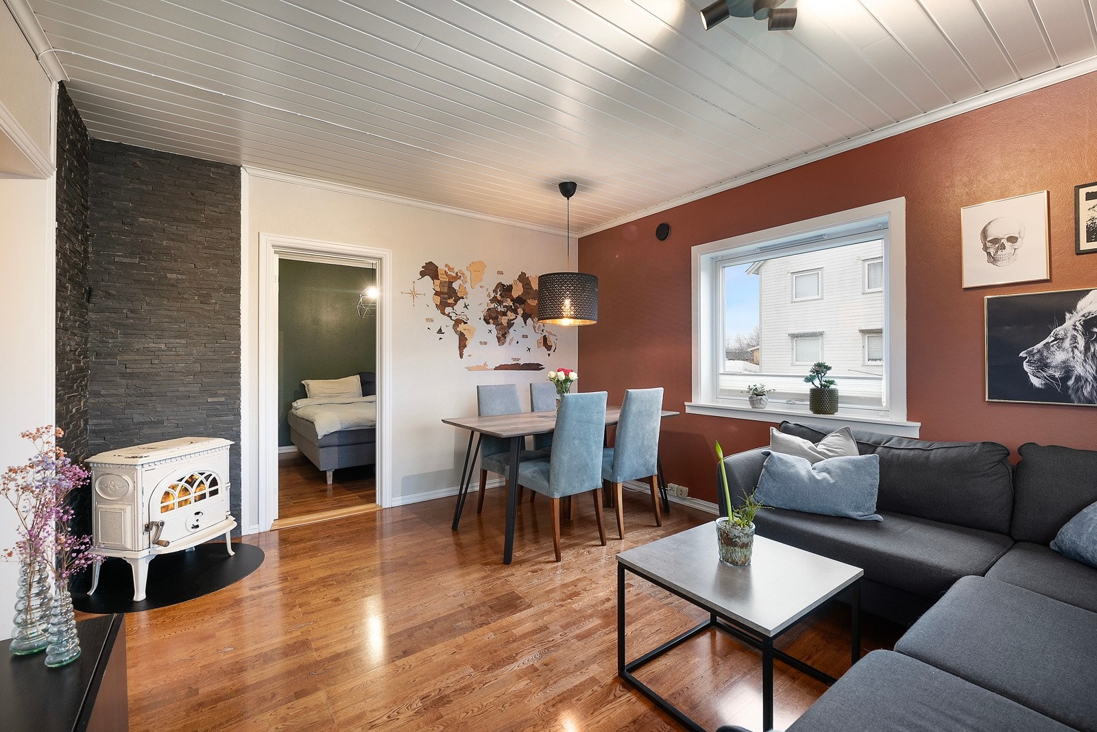 God plass til både sofagruppe og spisebord! I hjørnet står en peisovn som varmer godt Galleribilde