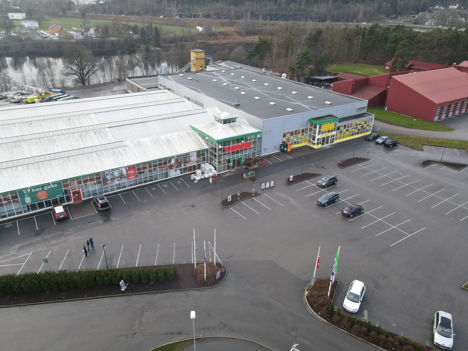 Bygget i dag, med bildet over parkeringsplassen hvor nybygget skal etableres. Galleribilde