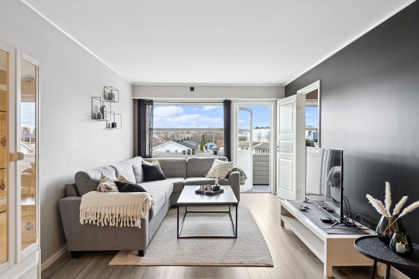 Utgang til privat balkong fra stue Galleribilde