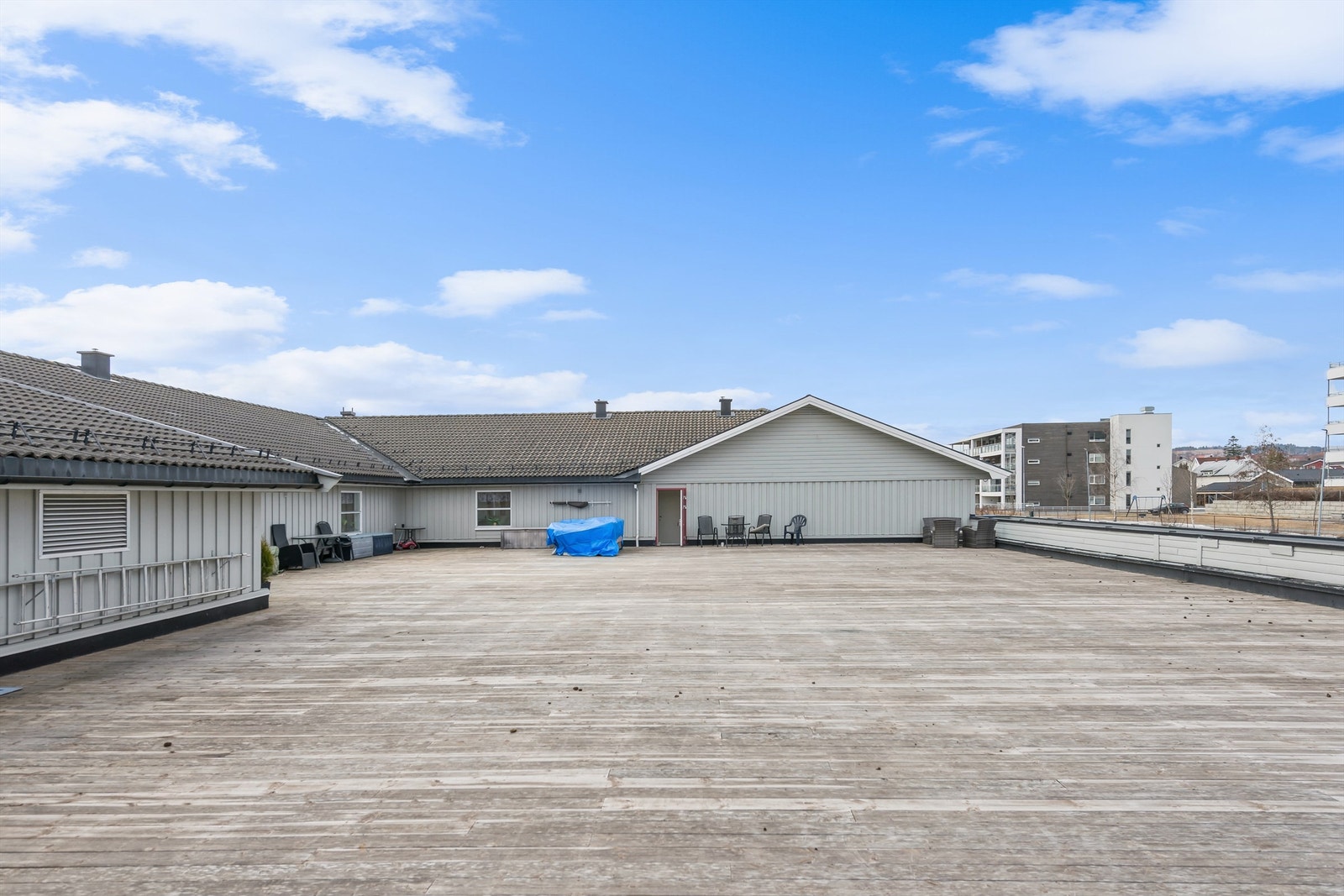 Romslig takterrasse med flott utsikt, perfekt for avslapning og sosiale sammenkomster Galleribilde