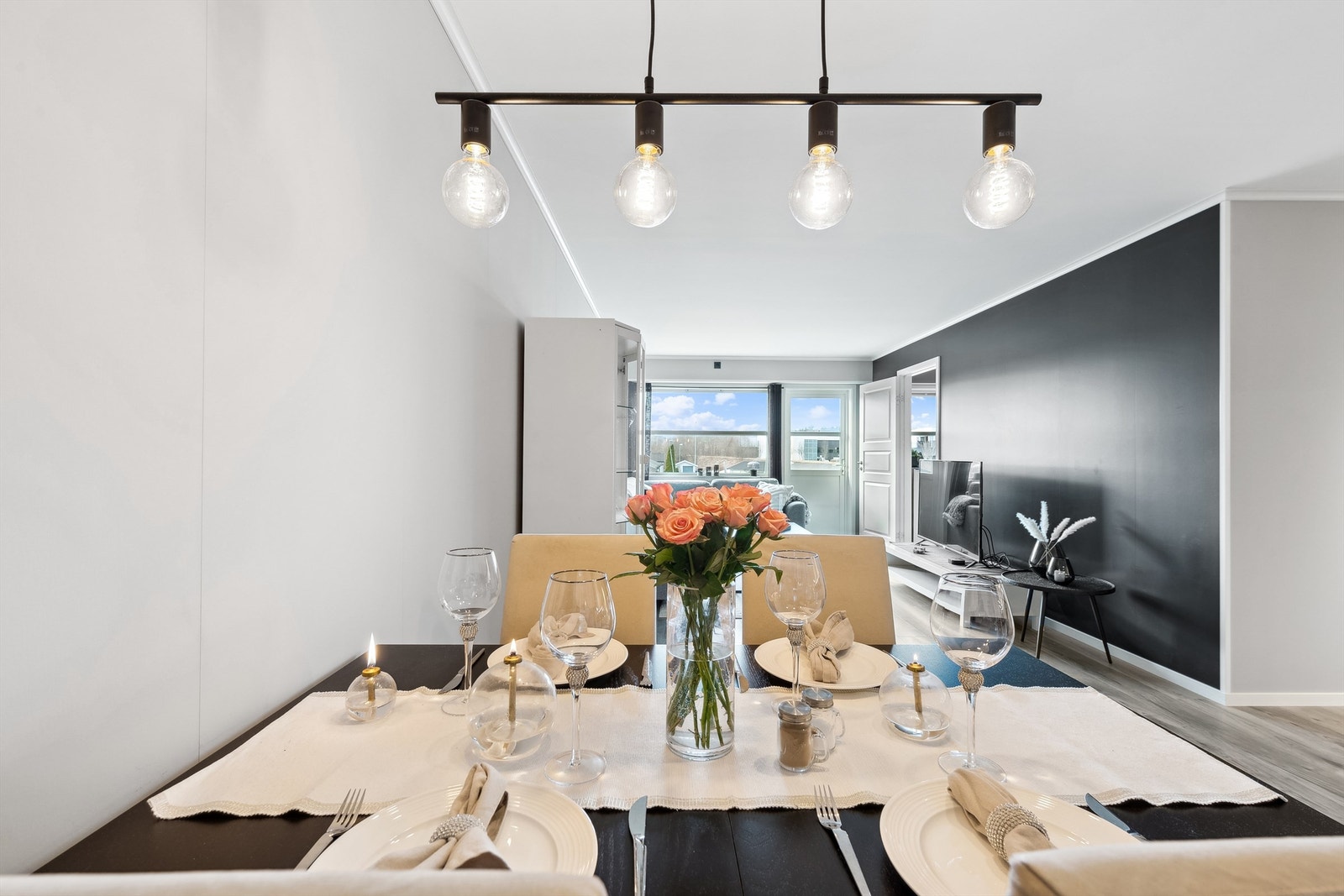 Ved kjøkken er det plass til en hyggelig spisestue Galleribilde