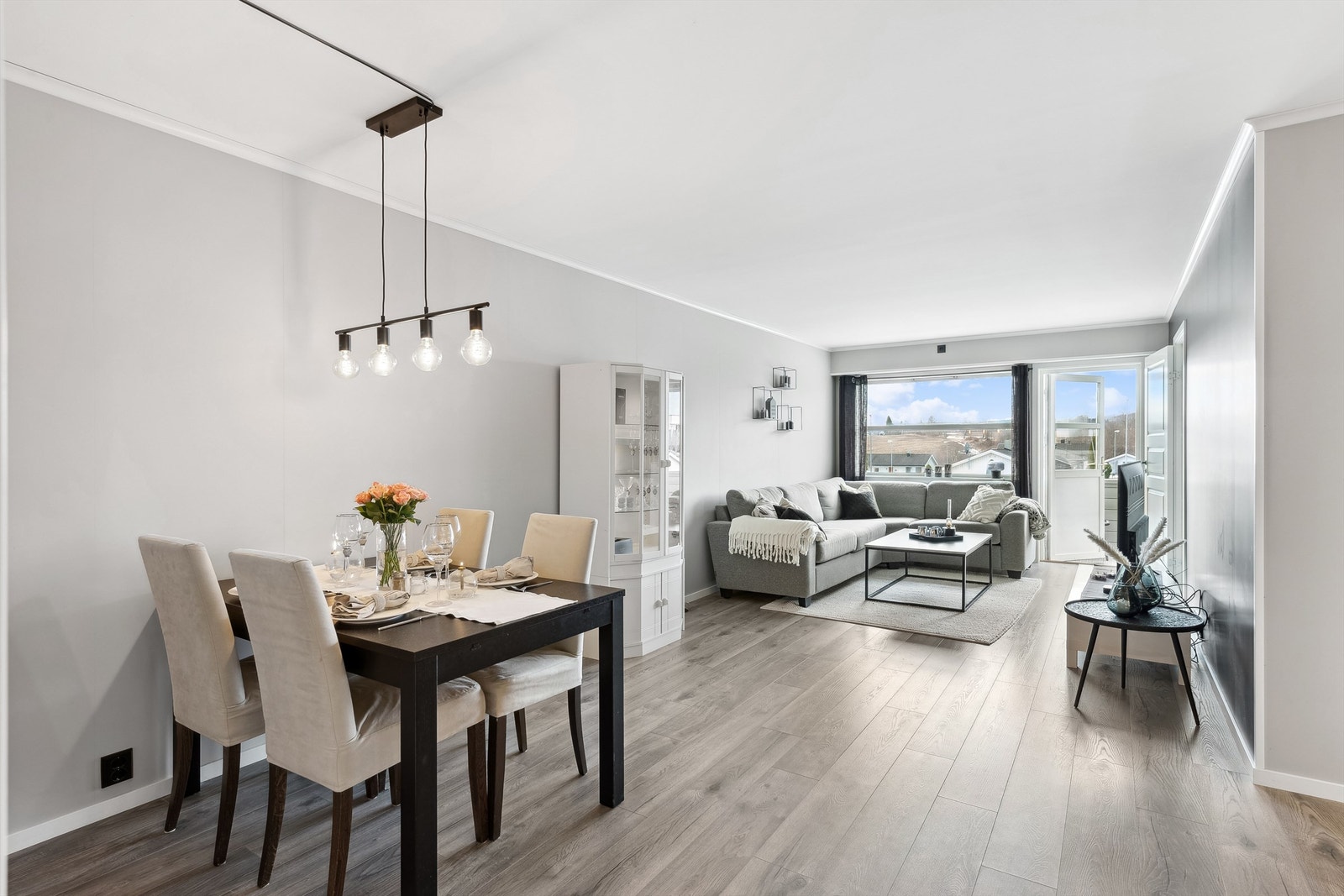 Lys og romslig stue med store vindusflater som slipper inn mye naturlig lys. Galleribilde