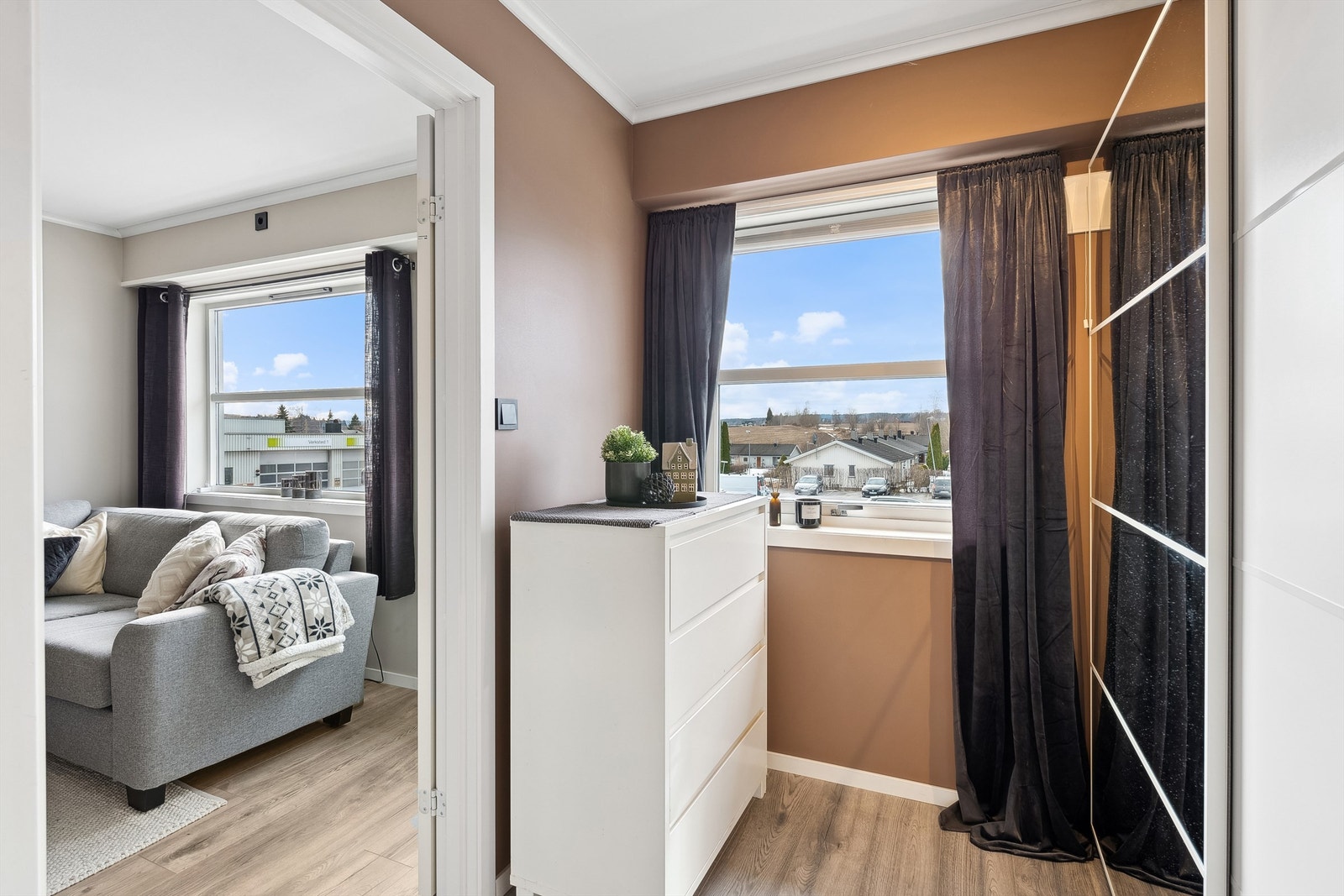 Stort vindu som gir godt lysinnslipp. Galleribilde