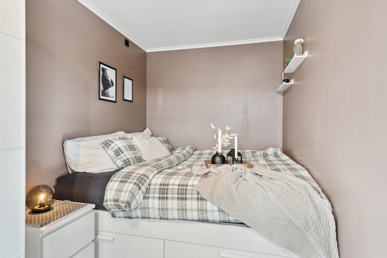 Soverom med stilrene detaljer Galleribilde