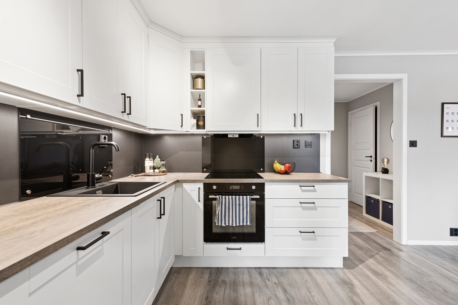 Moderne kjøkken med rene linjer og stilfulle detaljer Galleribilde