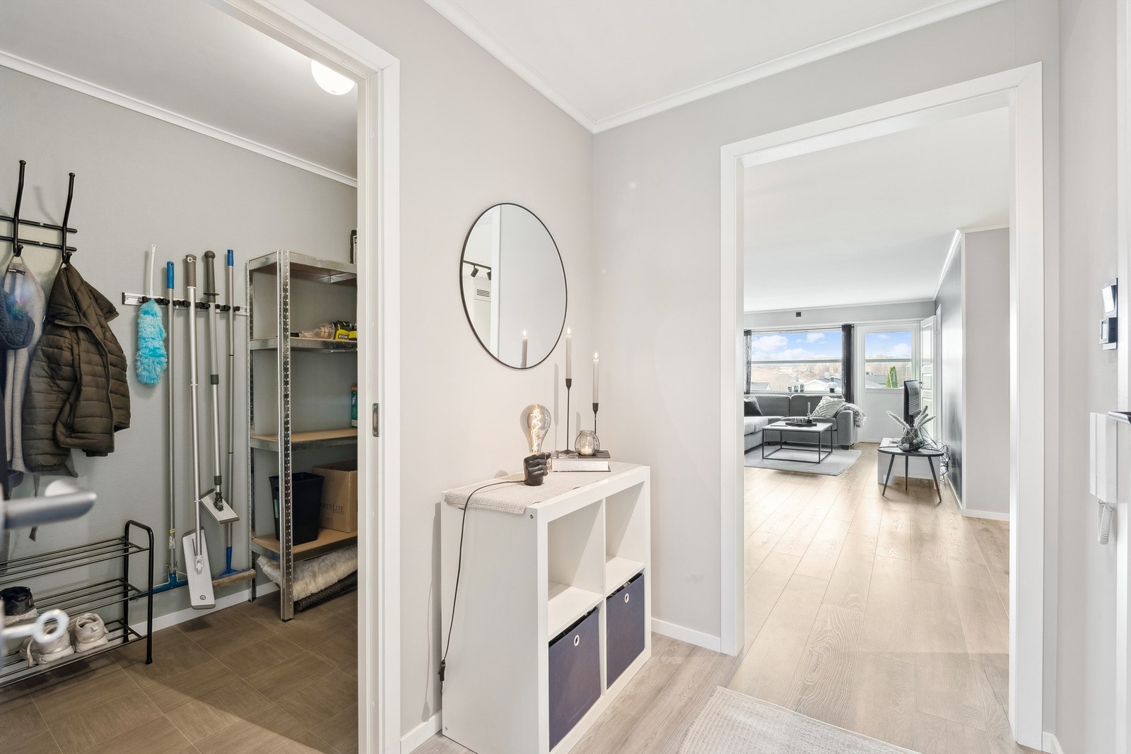 Fra entrè er det tilgang til egen innvendig bod. Det følger også med en bod i kjeller Galleribilde