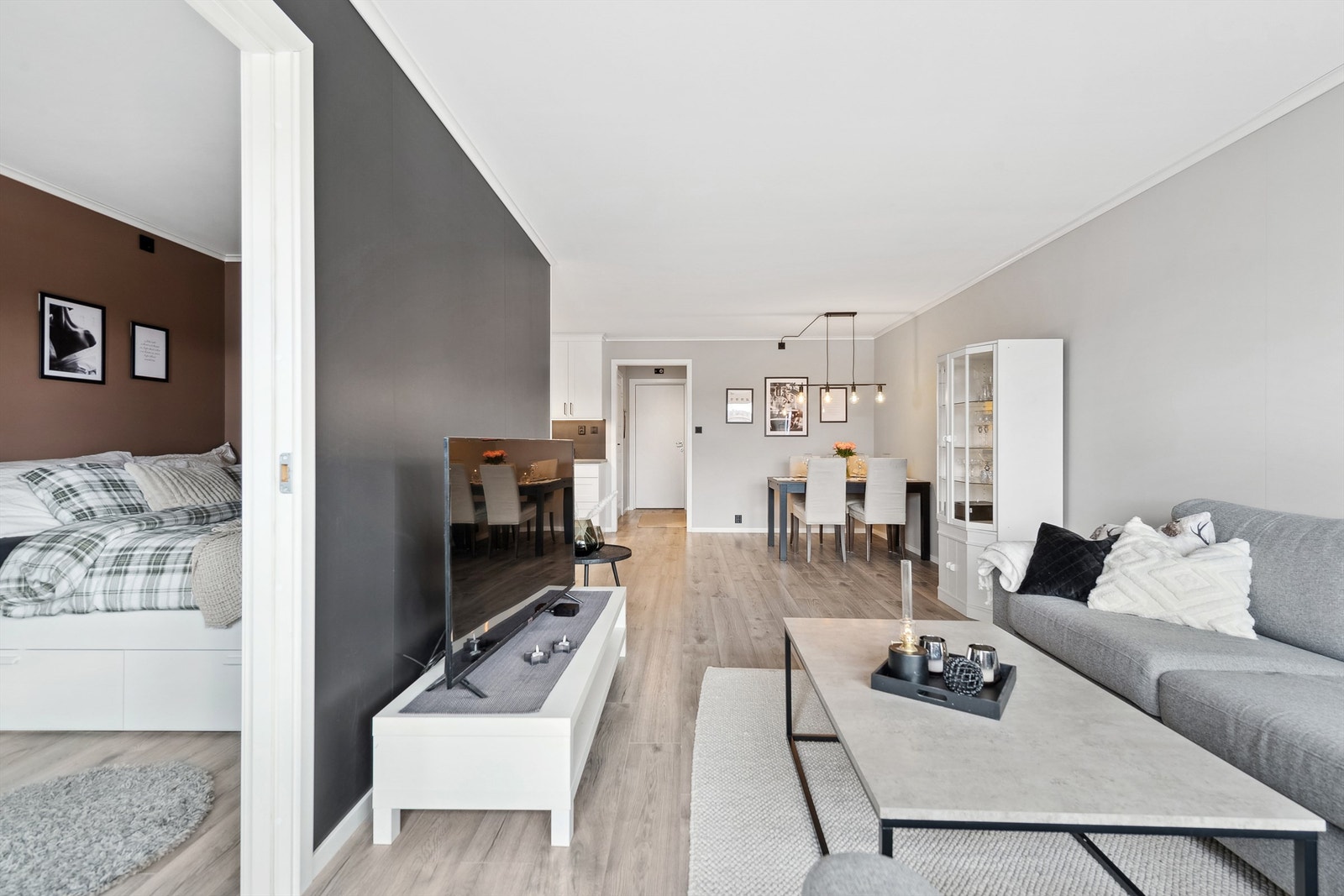 Åpen løsning mot spisestue og kjøkken Galleribilde