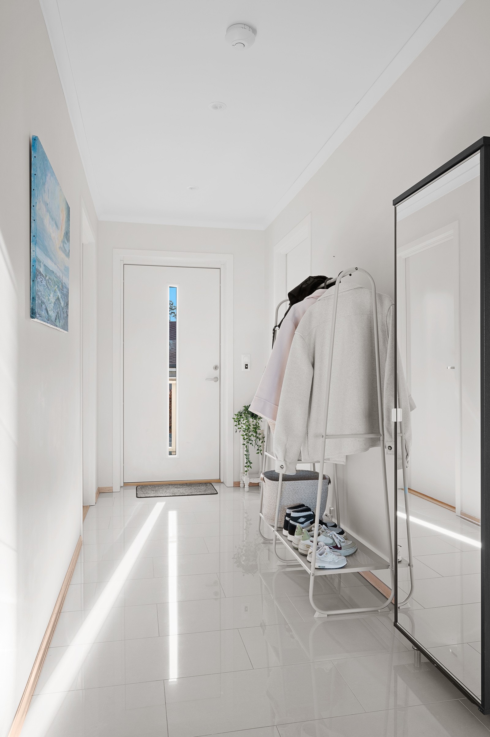 Lys og innbydende entre som er flislagt Galleribilde