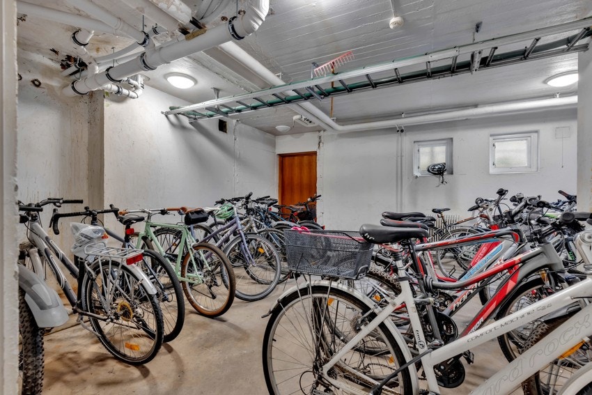 Felles sykkelparkering. Sykkelen kan trilles ned fra gateplan. Galleribilde