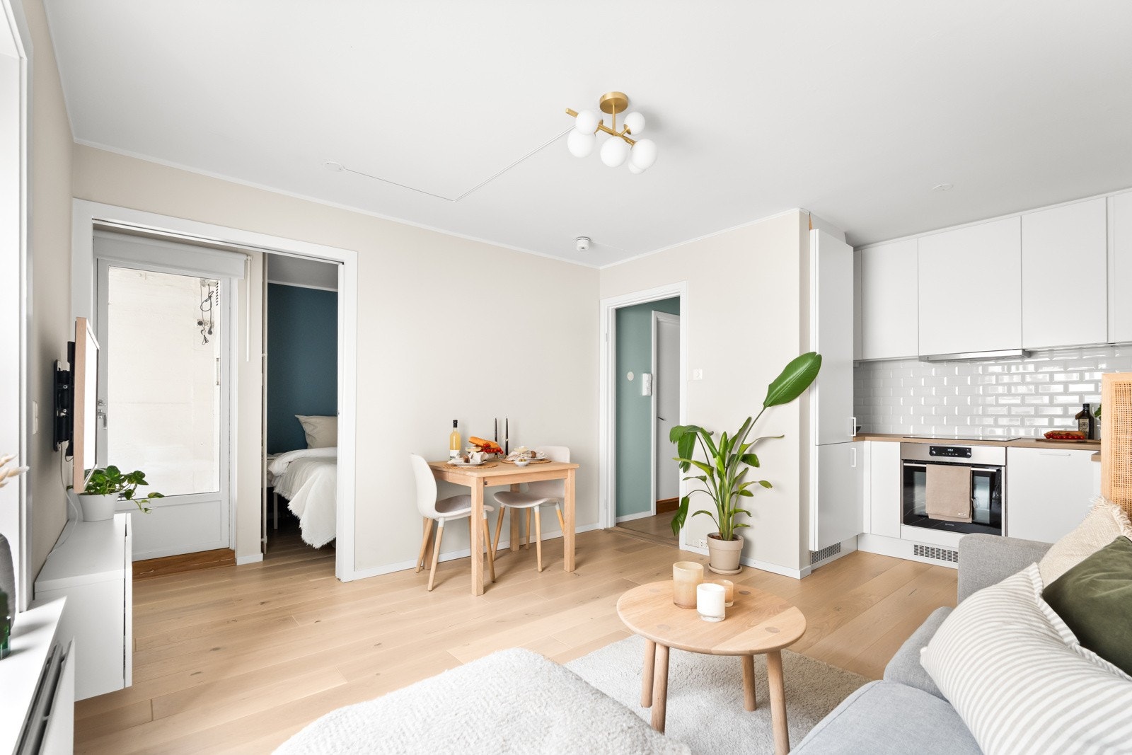 Praktisk skyvedør mellom stuen og soverommet. Når denne er åpen sørger det for ekstra lysinnslipp i boligen via balkongdøren. Galleribilde