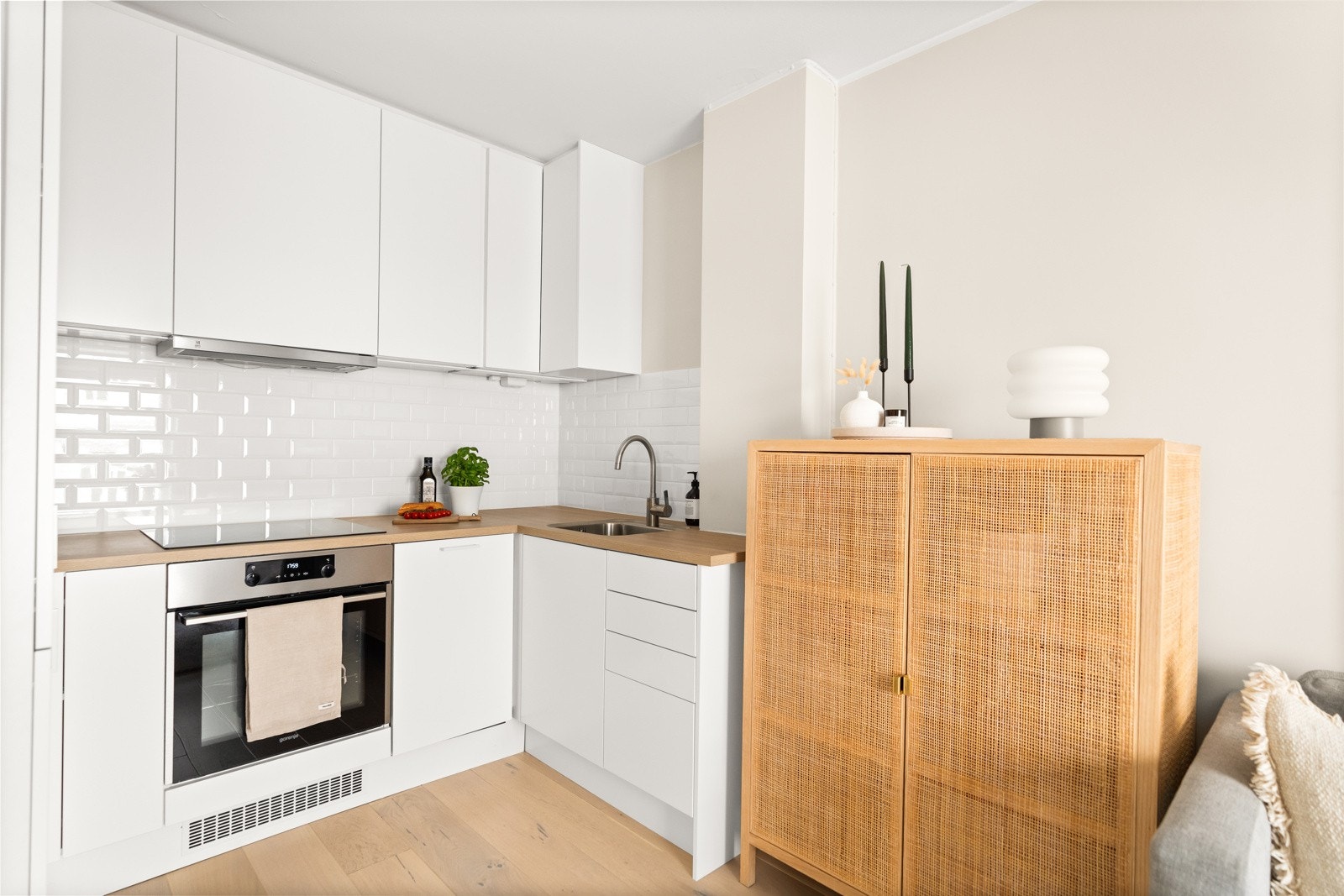 Kjøkkenet er godt utnyttet for maksimal utnyttelse av plass. Integrert i innredningen er kjøleskap, fryser, platetopp, oppvaskmaskin og komfyr. Kullfilterventilator. Galleribilde