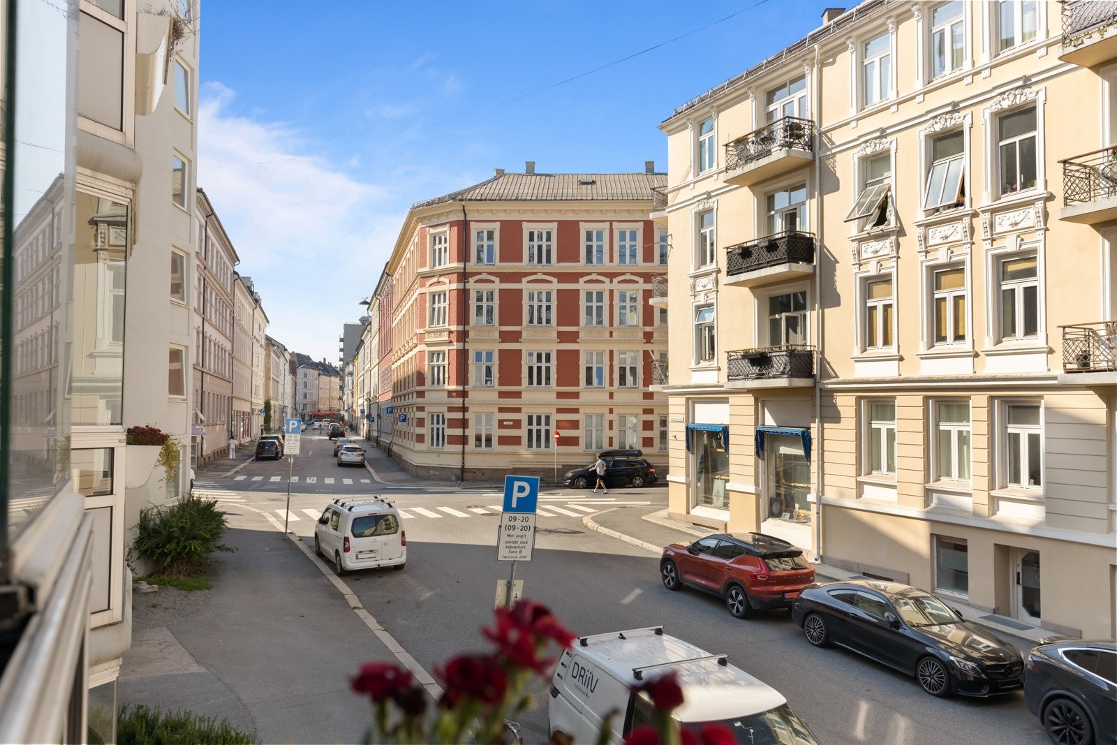 Nydelig utsyn over nabolagets på vakre omkringliggende bygninger! Galleribilde