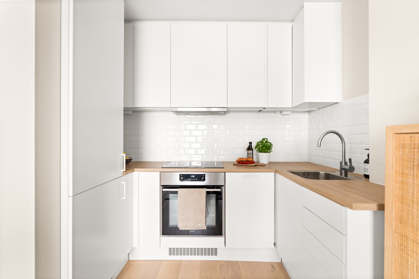 Lekker kjøkkeninnredning, nytt fra Kongsberg Kjøkkensenter i 2021. Innredningen har glatte fronter, samt benkeplate av laminat. Galleribilde