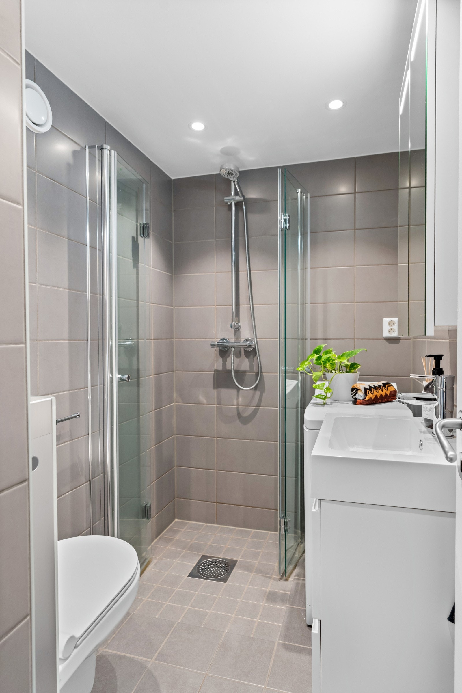 Pent baderom fra 2021. Badet ble pusset opp i regi av borettslaget, i forbindelse med utskiftning av soilrørene i hele gården. Badet har fortsatt garanti. Galleribilde