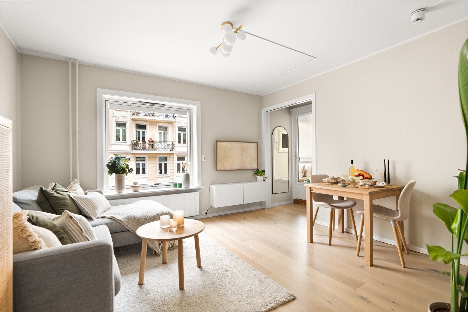 Luftig og lys åpen kjøkken- og stueløsning med flere innredningsmuligheter. Stort vindu som sørger for rikelig med naturlig lys! Galleribilde