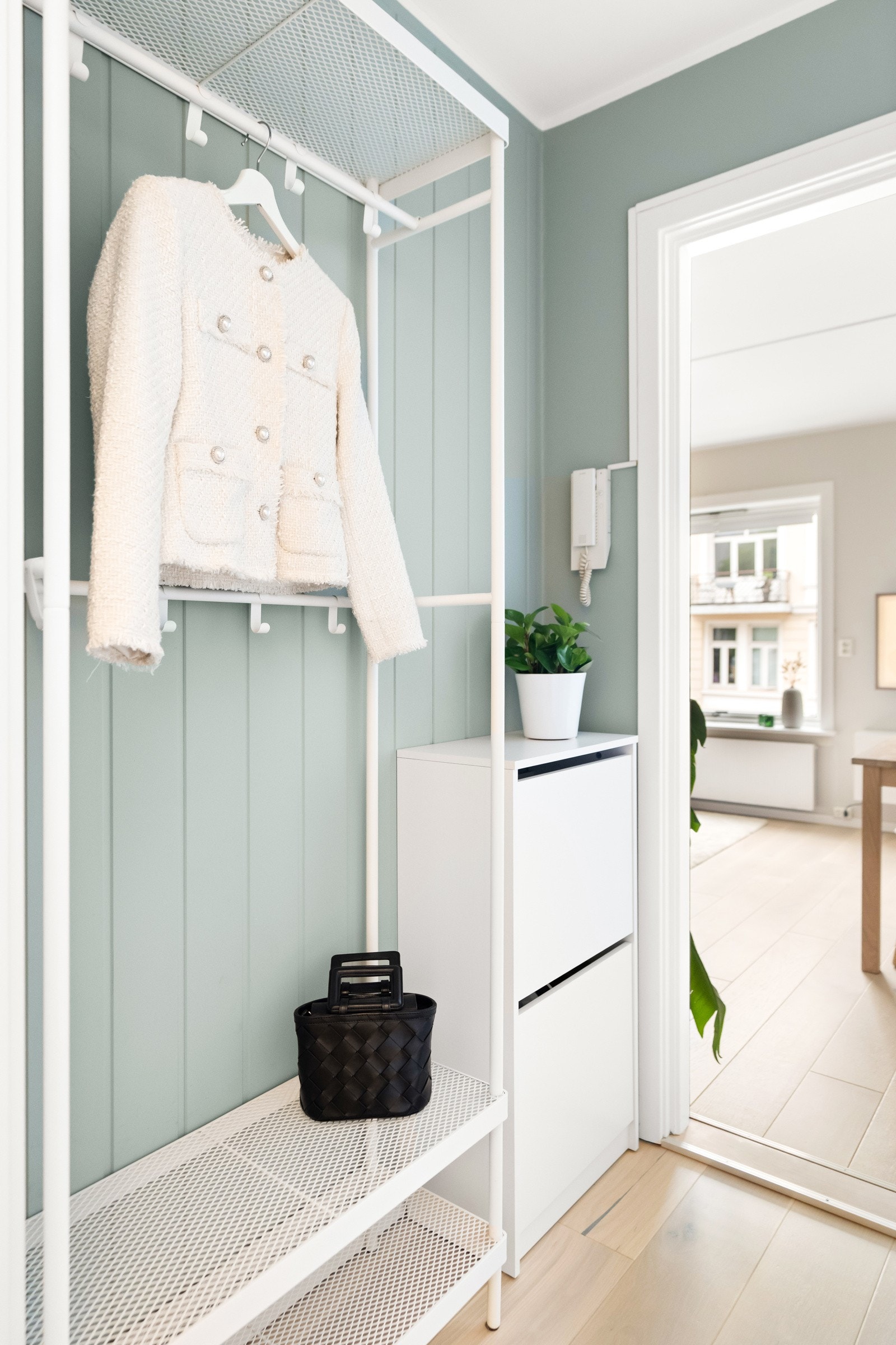 Innbydende entré med plass til yttertøy og liten kommode. Galleribilde