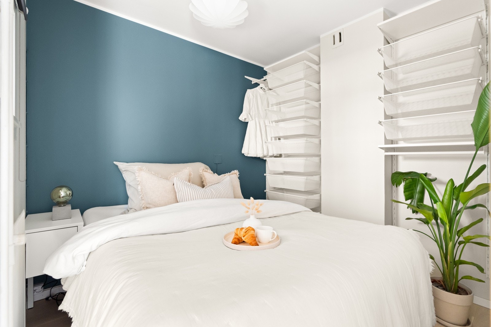 Soverom er innredet med 150cm seng, med tilhørende nattbord. Stor, åpen garderobe til klesoppbevaring. Borettslaget består primært av 1-romsleiligheter med sovealkove, det er derfor sjeldent du får soverom i blokken Galleribilde