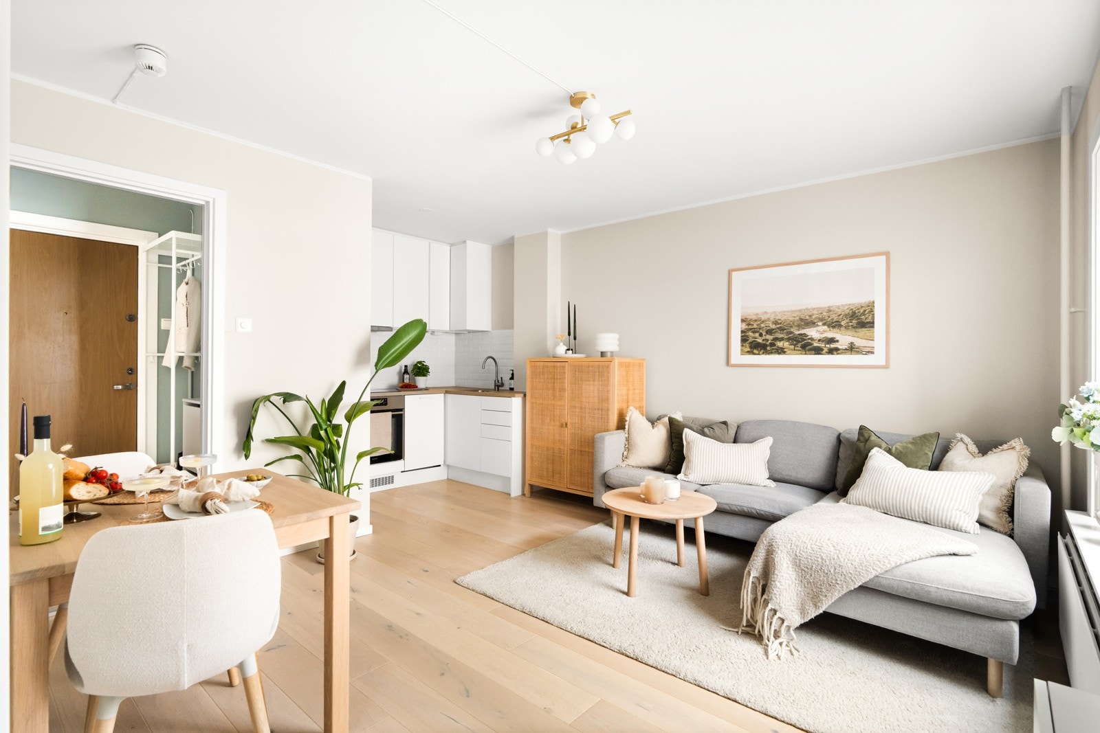 Du har god plass til båse spiseplass og sofaseksjon. Galleribilde