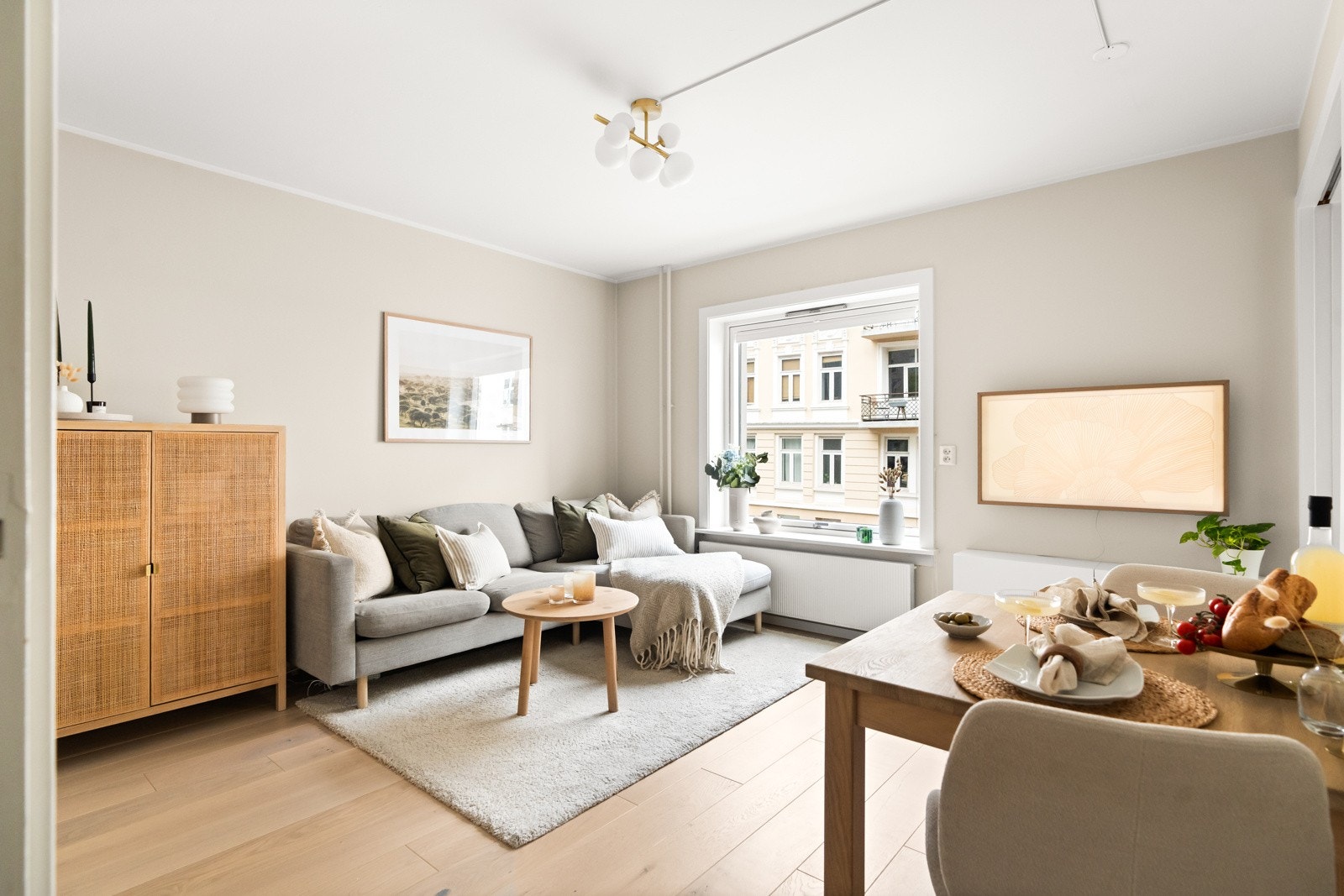 Boligen er betydelig påkostet i 2021 med blant annet nytt kjøkken, baderom og lekkert parkettgulv. Galleribilde