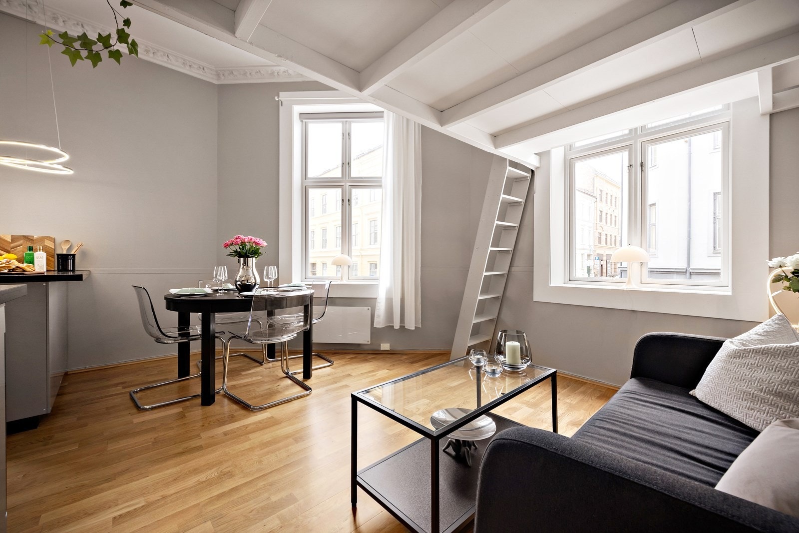 Arealet er godt utnyttet med åpen stue- og kjøkkenløsning med plass til både sofakrok og spiseplass Galleribilde