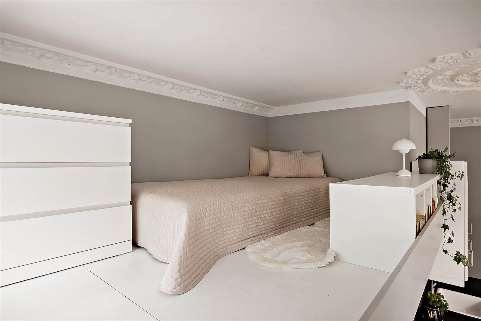 Med hemsens gulvareal på ca. 6 m² er det plass til både stor seng og oppbevaring Galleribilde