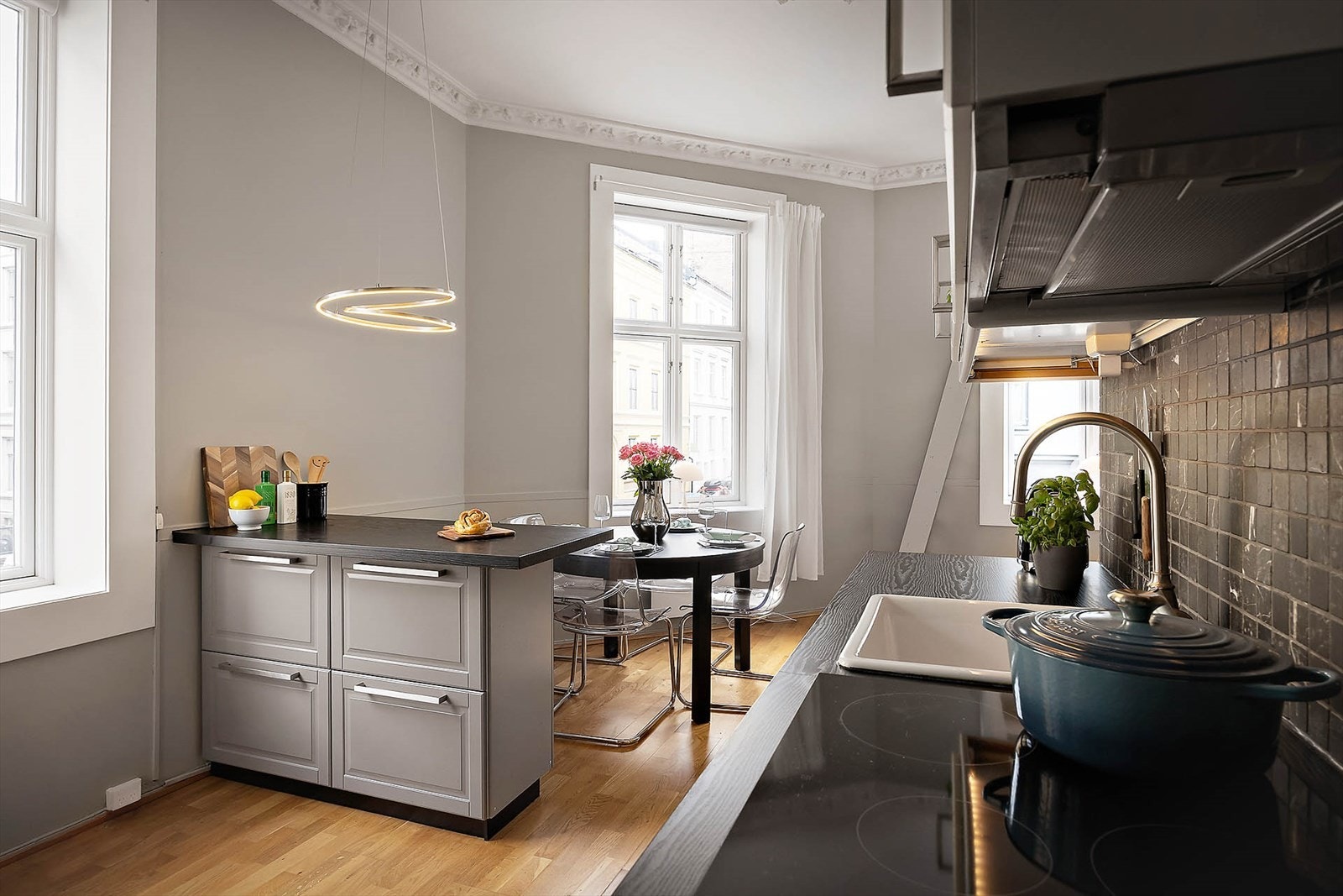 Kjøkkenets halvøy er rettet mot spisegruppe og gjør matlaging med gjester til en sosial opplevelse Galleribilde