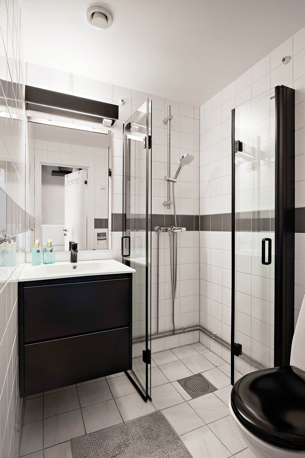 Badet har elektriske varmekabler i gulvet Galleribilde