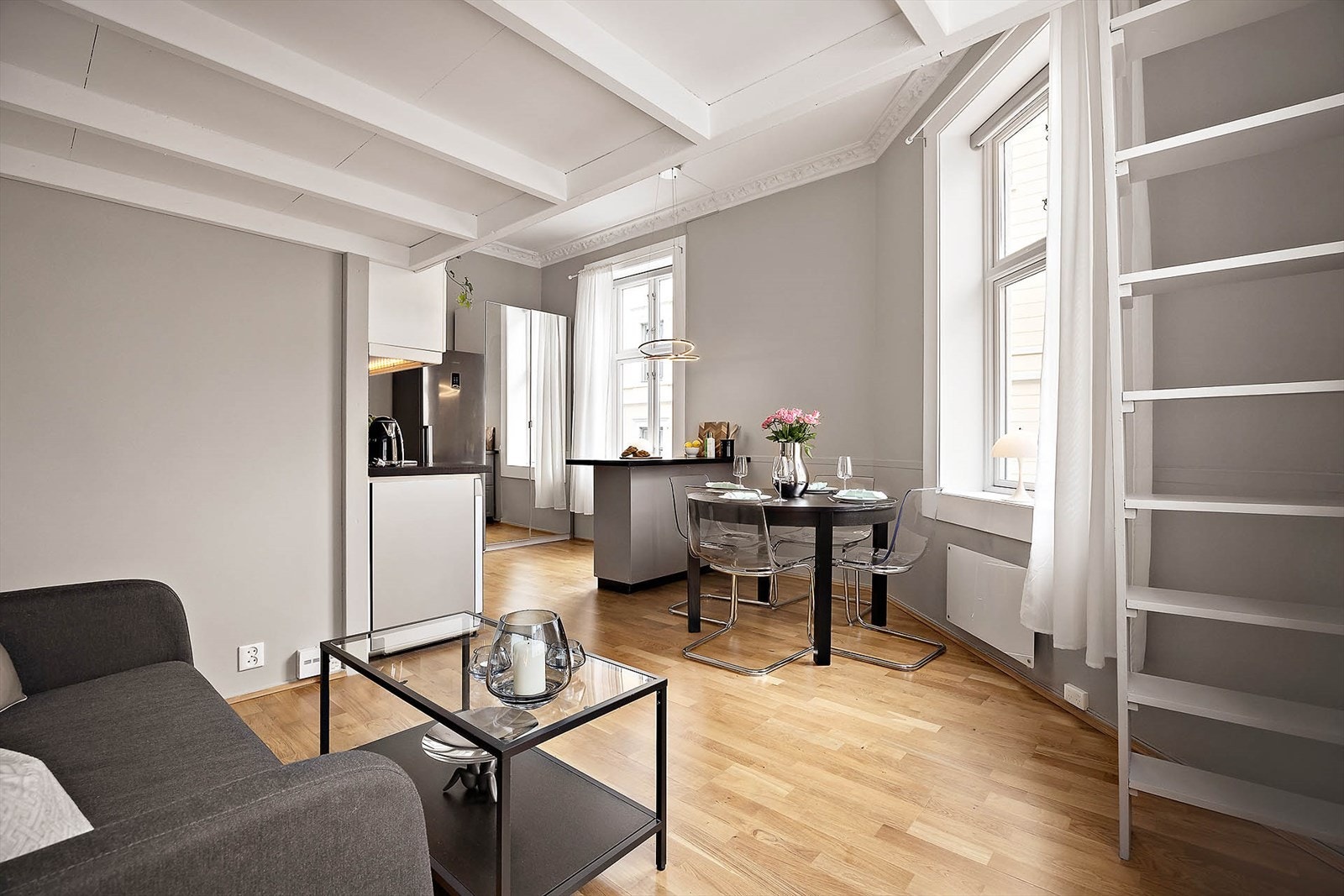 Gulvet er lagt med parkett Galleribilde