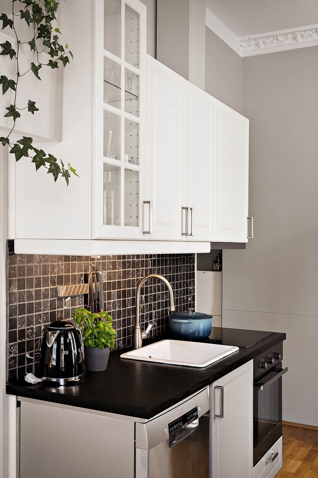 Det er lekkasjestopper (fra 2024) og ny vannlås fra 2025 på kjøkkenet Galleribilde