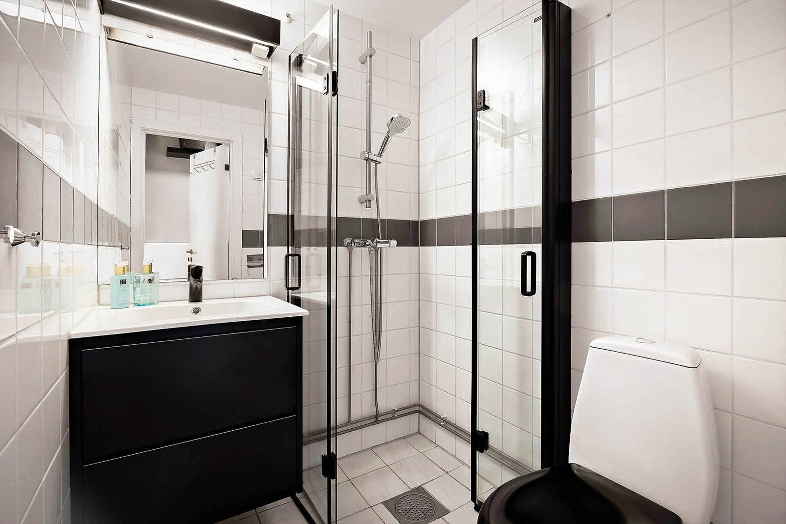 Flislagt bad med nedfelt servant og delikat innredning Galleribilde