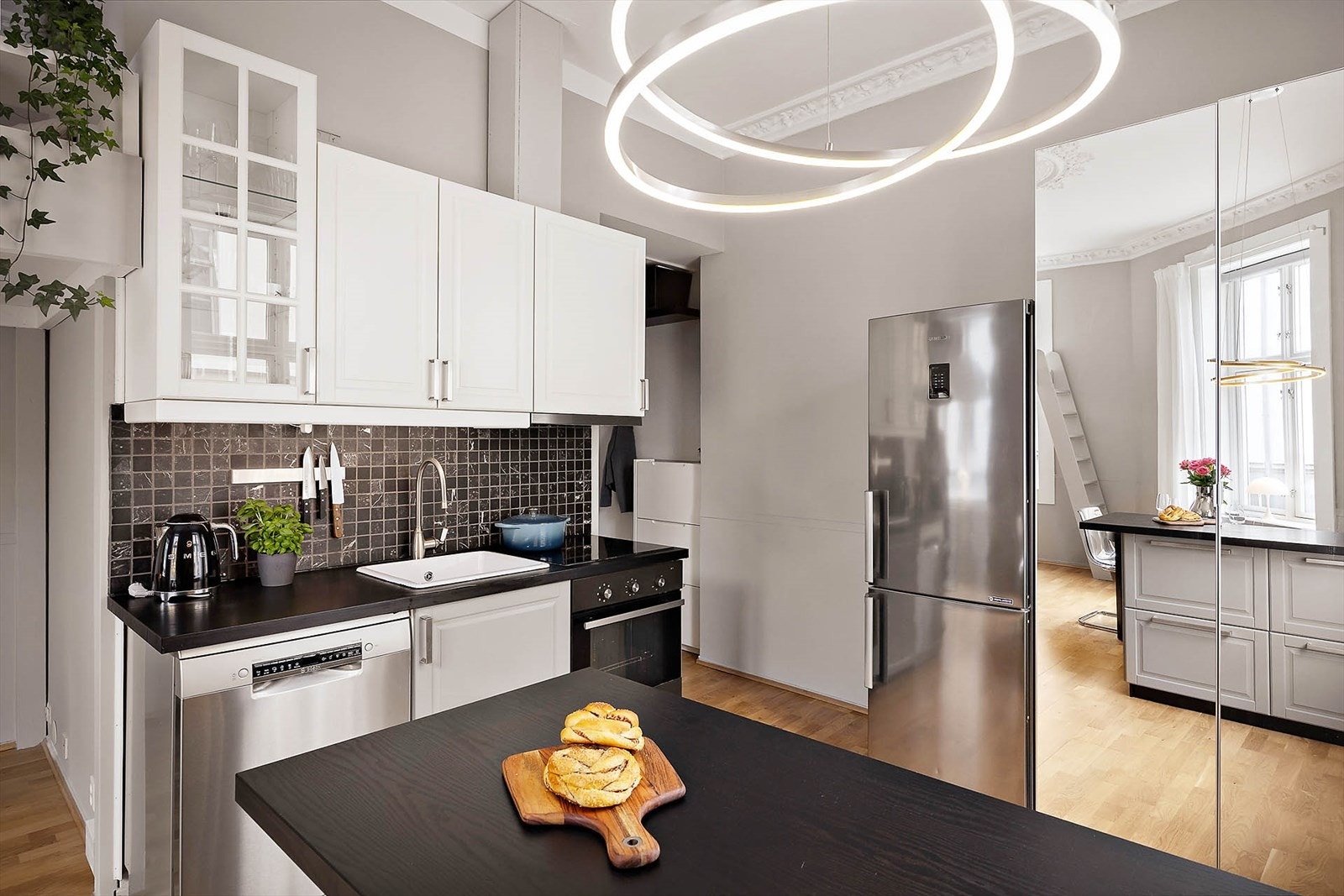 Kjøkkenet er godt utstyrt med integrert platetopp med 4 plater, stekeovn, oppvaskmaskin og en halvøy som gir ekstra skuffer og benkeplate for mer oppbevarings- og arbeidsplass Galleribilde