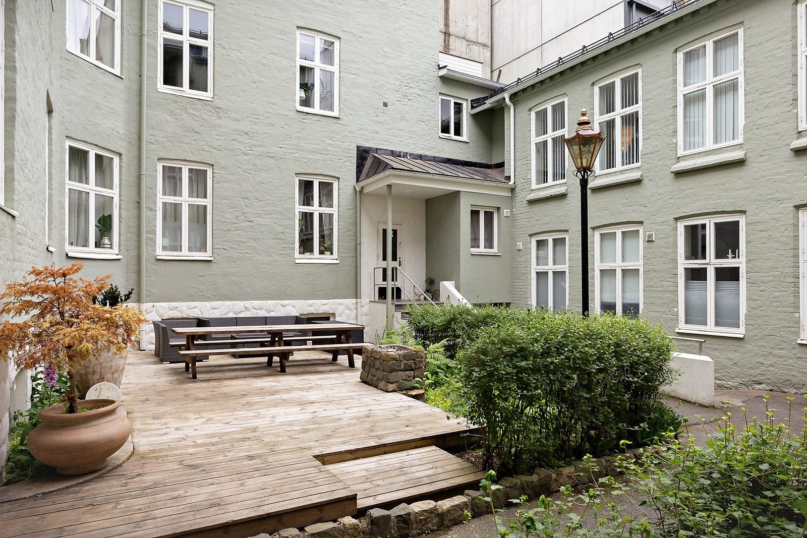 God plass til å grille på sommeren med borettslagets steingrill Galleribilde