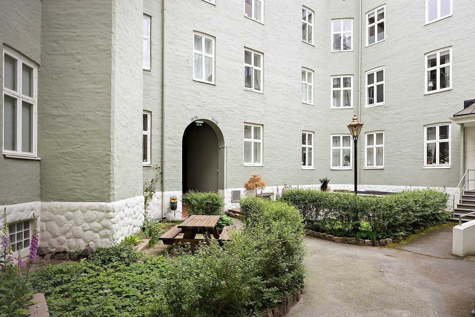 Meget hyggelig og sjarmerende bakgård med skyddet sykkelstativ Galleribilde